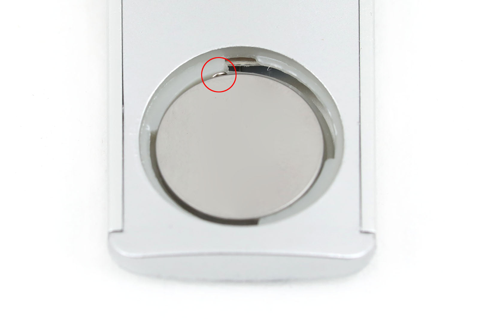 Sirius（シリウス）は、1971年にデンマークで創業した照明とLedキャンドルのブランドです。北欧らしいミニマルで洗練されたデザインに、心地よさと温もりを感じさせる光を組み合わせた製品で、ヨーロッパを中心に多くの家庭やホテルで愛用されています。SiriusのLedキャンドルは、本物の炎のように揺らめくリアルな灯りと、安全性・長寿命を両立。火を使わないため小さなお子様やペットのいる空間でも安心して使用でき、電池式や充電式、リモコン操作可能なタイプまで幅広く揃っています。ガラスや金属、陶器など多様な素材とカラー展開で、リビング、ベッドルーム、アウトドアなど様々な空間に馴染みます。シーズンごとのデコレーションや日常のインテリアアクセントとしても活躍し、暮らしにやさしく上質な光を添えるSiriusは、北欧の豊かな灯り文化を現代に受け継ぐブランドです。