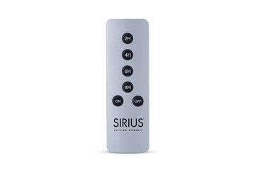Sirius（シリウス）は、1971年にデンマークで創業した照明とLedキャンドルのブランドです。北欧らしいミニマルで洗練されたデザインに、心地よさと温もりを感じさせる光を組み合わせた製品で、ヨーロッパを中心に多くの家庭やホテルで愛用されています。SiriusのLedキャンドルは、本物の炎のように揺らめくリアルな灯りと、安全性・長寿命を両立。火を使わないため小さなお子様やペットのいる空間でも安心して使用でき、電池式や充電式、リモコン操作可能なタイプまで幅広く揃っています。ガラスや金属、陶器など多様な素材とカラー展開で、リビング、ベッドルーム、アウトドアなど様々な空間に馴染みます。シーズンごとのデコレーションや日常のインテリアアクセントとしても活躍し、暮らしにやさしく上質な光を添えるSiriusは、北欧の豊かな灯り文化を現代に受け継ぐブランドです。
