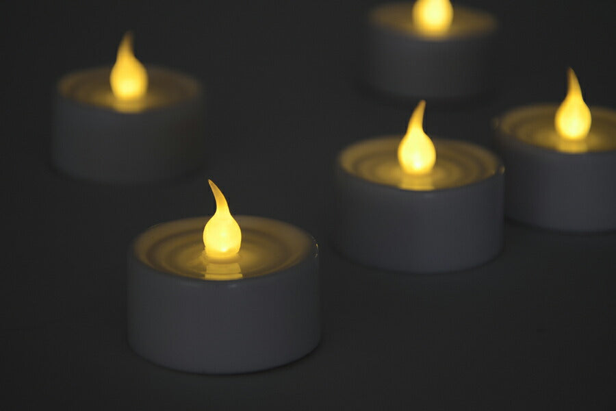 Sirius（シリウス）は、1971年にデンマークで創業した照明とLedキャンドルのブランドです。北欧らしいミニマルで洗練されたデザインに、心地よさと温もりを感じさせる光を組み合わせた製品で、ヨーロッパを中心に多くの家庭やホテルで愛用されています。SiriusのLedキャンドルは、本物の炎のように揺らめくリアルな灯りと、安全性・長寿命を両立。火を使わないため小さなお子様やペットのいる空間でも安心して使用でき、電池式や充電式、リモコン操作可能なタイプまで幅広く揃っています。ガラスや金属、陶器など多様な素材とカラー展開で、リビング、ベッドルーム、アウトドアなど様々な空間に馴染みます。シーズンごとのデコレーションや日常のインテリアアクセントとしても活躍し、暮らしにやさしく上質な光を添えるSiriusは、北欧の豊かな灯り文化を現代に受け継ぐブランドです。