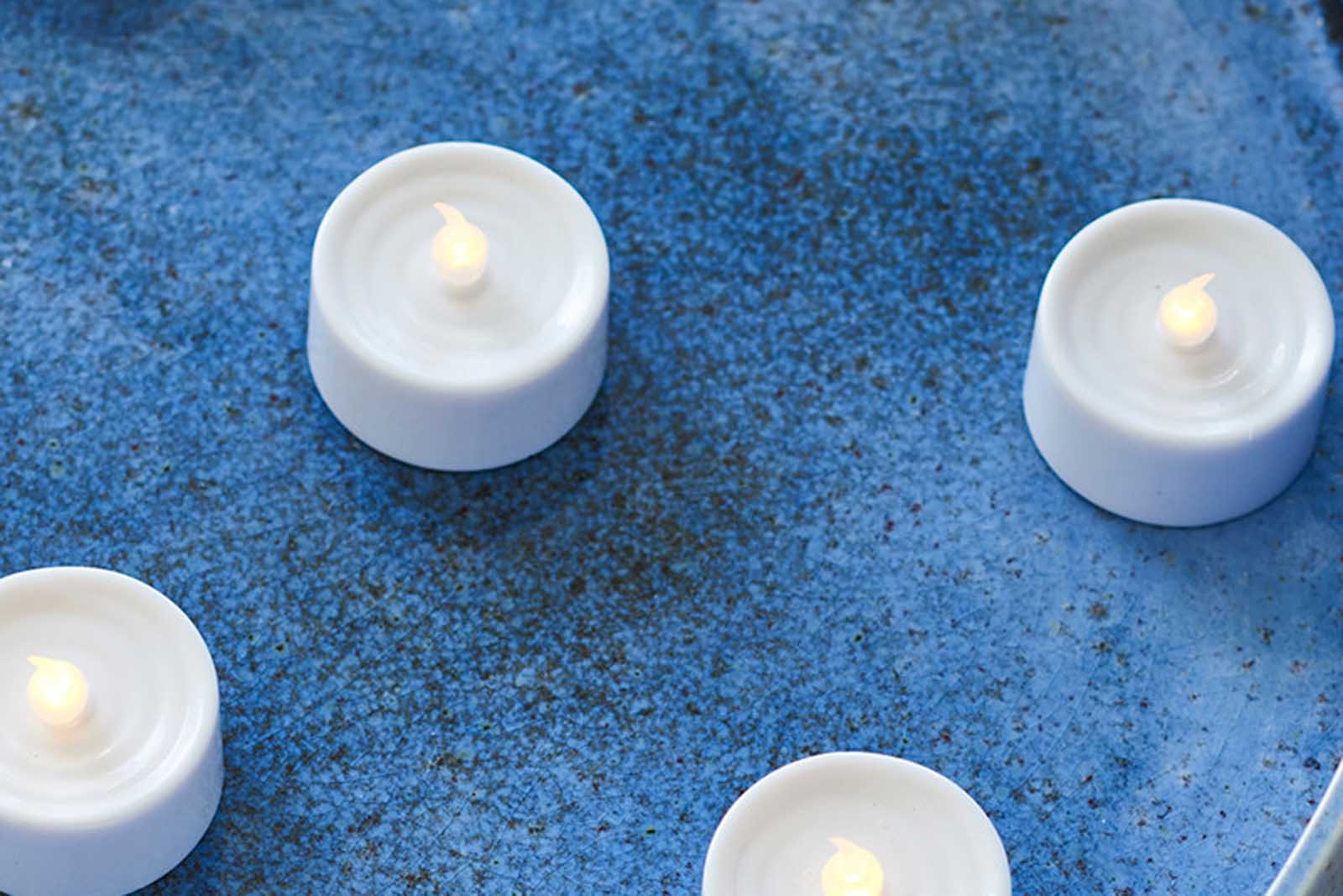 Sirius（シリウス）は、1971年にデンマークで創業した照明とLedキャンドルのブランドです。北欧らしいミニマルで洗練されたデザインに、心地よさと温もりを感じさせる光を組み合わせた製品で、ヨーロッパを中心に多くの家庭やホテルで愛用されています。SiriusのLedキャンドルは、本物の炎のように揺らめくリアルな灯りと、安全性・長寿命を両立。火を使わないため小さなお子様やペットのいる空間でも安心して使用でき、電池式や充電式、リモコン操作可能なタイプまで幅広く揃っています。ガラスや金属、陶器など多様な素材とカラー展開で、リビング、ベッドルーム、アウトドアなど様々な空間に馴染みます。シーズンごとのデコレーションや日常のインテリアアクセントとしても活躍し、暮らしにやさしく上質な光を添えるSiriusは、北欧の豊かな灯り文化を現代に受け継ぐブランドです。