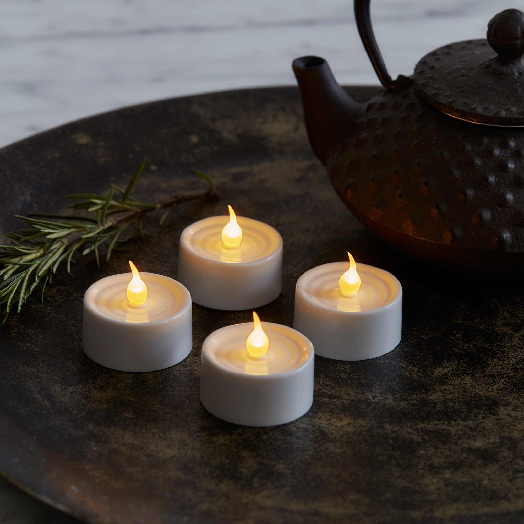 Sirius（シリウス）は、1971年にデンマークで創業した照明とLedキャンドルのブランドです。北欧らしいミニマルで洗練されたデザインに、心地よさと温もりを感じさせる光を組み合わせた製品で、ヨーロッパを中心に多くの家庭やホテルで愛用されています。SiriusのLedキャンドルは、本物の炎のように揺らめくリアルな灯りと、安全性・長寿命を両立。火を使わないため小さなお子様やペットのいる空間でも安心して使用でき、電池式や充電式、リモコン操作可能なタイプまで幅広く揃っています。ガラスや金属、陶器など多様な素材とカラー展開で、リビング、ベッドルーム、アウトドアなど様々な空間に馴染みます。シーズンごとのデコレーションや日常のインテリアアクセントとしても活躍し、暮らしにやさしく上質な光を添えるSiriusは、北欧の豊かな灯り文化を現代に受け継ぐブランドです。