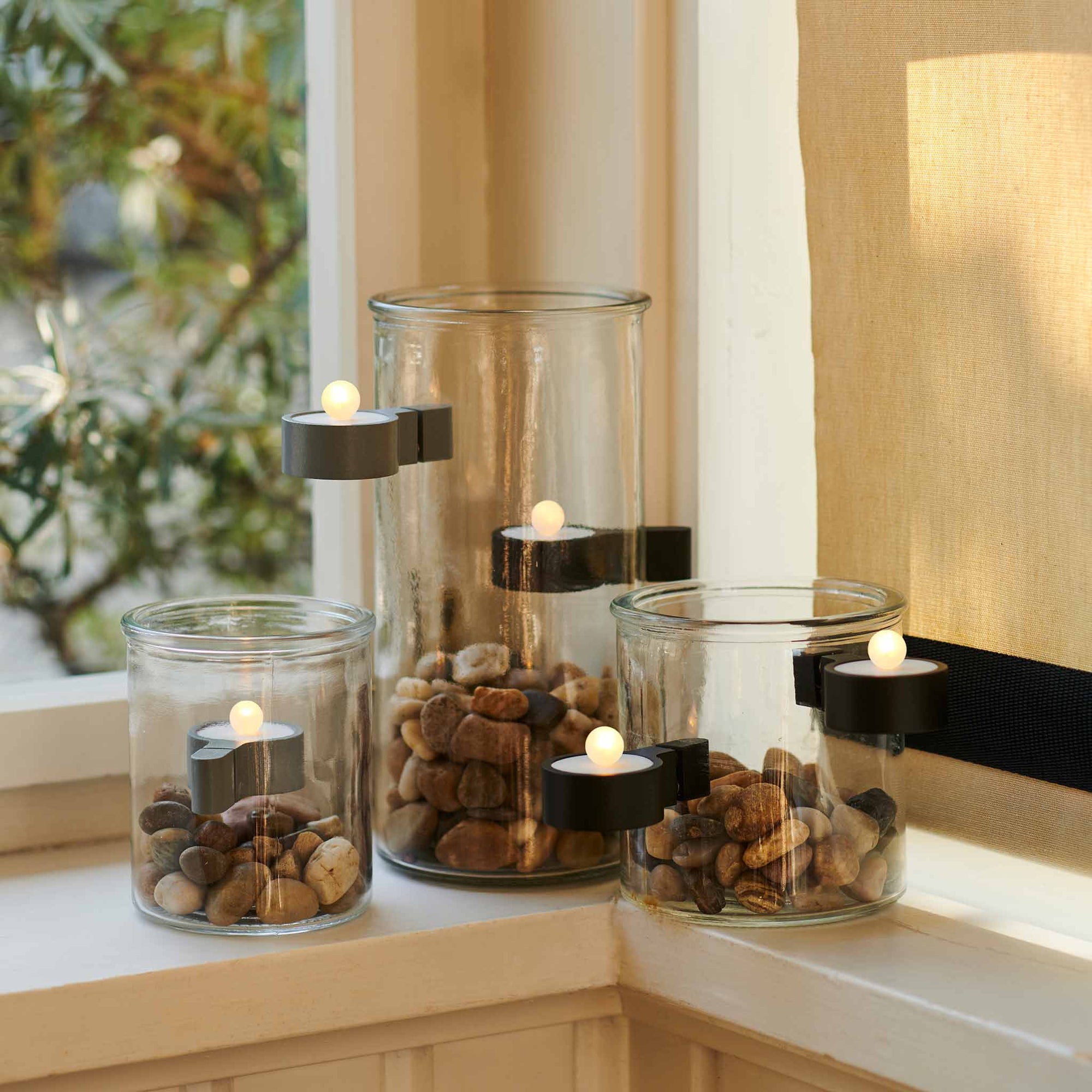 Sirius（シリウス）は、1971年にデンマークで創業した照明とLedキャンドルのブランドです。北欧らしいミニマルで洗練されたデザインに、心地よさと温もりを感じさせる光を組み合わせた製品で、ヨーロッパを中心に多くの家庭やホテルで愛用されています。SiriusのLedキャンドルは、本物の炎のように揺らめくリアルな灯りと、安全性・長寿命を両立。火を使わないため小さなお子様やペットのいる空間でも安心して使用でき、電池式や充電式、リモコン操作可能なタイプまで幅広く揃っています。ガラスや金属、陶器など多様な素材とカラー展開で、リビング、ベッドルーム、アウトドアなど様々な空間に馴染みます。シーズンごとのデコレーションや日常のインテリアアクセントとしても活躍し、暮らしにやさしく上質な光を添えるSiriusは、北欧の豊かな灯り文化を現代に受け継ぐブランドです。