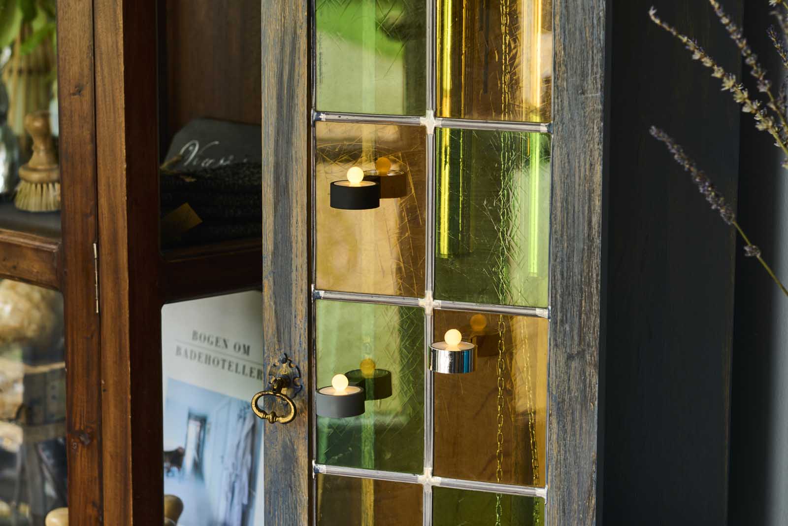 Sirius（シリウス）は、1971年にデンマークで創業した照明とLedキャンドルのブランドです。北欧らしいミニマルで洗練されたデザインに、心地よさと温もりを感じさせる光を組み合わせた製品で、ヨーロッパを中心に多くの家庭やホテルで愛用されています。SiriusのLedキャンドルは、本物の炎のように揺らめくリアルな灯りと、安全性・長寿命を両立。火を使わないため小さなお子様やペットのいる空間でも安心して使用でき、電池式や充電式、リモコン操作可能なタイプまで幅広く揃っています。ガラスや金属、陶器など多様な素材とカラー展開で、リビング、ベッドルーム、アウトドアなど様々な空間に馴染みます。シーズンごとのデコレーションや日常のインテリアアクセントとしても活躍し、暮らしにやさしく上質な光を添えるSiriusは、北欧の豊かな灯り文化を現代に受け継ぐブランドです。