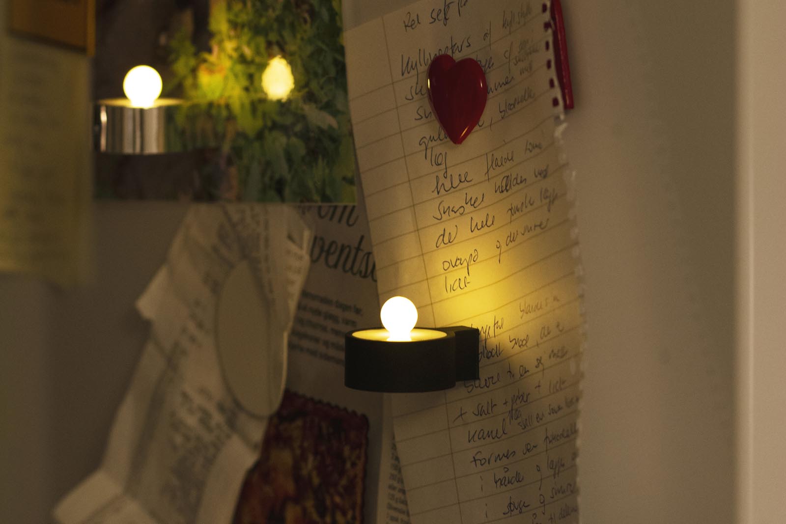 Sirius（シリウス）は、1971年にデンマークで創業した照明とLedキャンドルのブランドです。北欧らしいミニマルで洗練されたデザインに、心地よさと温もりを感じさせる光を組み合わせた製品で、ヨーロッパを中心に多くの家庭やホテルで愛用されています。SiriusのLedキャンドルは、本物の炎のように揺らめくリアルな灯りと、安全性・長寿命を両立。火を使わないため小さなお子様やペットのいる空間でも安心して使用でき、電池式や充電式、リモコン操作可能なタイプまで幅広く揃っています。ガラスや金属、陶器など多様な素材とカラー展開で、リビング、ベッドルーム、アウトドアなど様々な空間に馴染みます。シーズンごとのデコレーションや日常のインテリアアクセントとしても活躍し、暮らしにやさしく上質な光を添えるSiriusは、北欧の豊かな灯り文化を現代に受け継ぐブランドです。