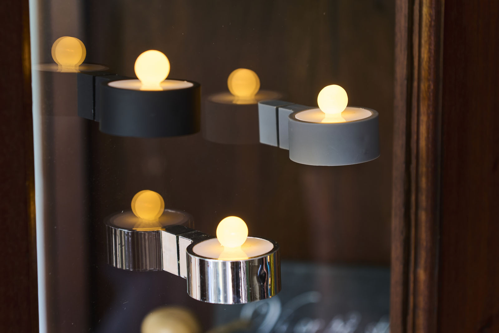 Sirius（シリウス）は、1971年にデンマークで創業した照明とLedキャンドルのブランドです。北欧らしいミニマルで洗練されたデザインに、心地よさと温もりを感じさせる光を組み合わせた製品で、ヨーロッパを中心に多くの家庭やホテルで愛用されています。SiriusのLedキャンドルは、本物の炎のように揺らめくリアルな灯りと、安全性・長寿命を両立。火を使わないため小さなお子様やペットのいる空間でも安心して使用でき、電池式や充電式、リモコン操作可能なタイプまで幅広く揃っています。ガラスや金属、陶器など多様な素材とカラー展開で、リビング、ベッドルーム、アウトドアなど様々な空間に馴染みます。シーズンごとのデコレーションや日常のインテリアアクセントとしても活躍し、暮らしにやさしく上質な光を添えるSiriusは、北欧の豊かな灯り文化を現代に受け継ぐブランドです。