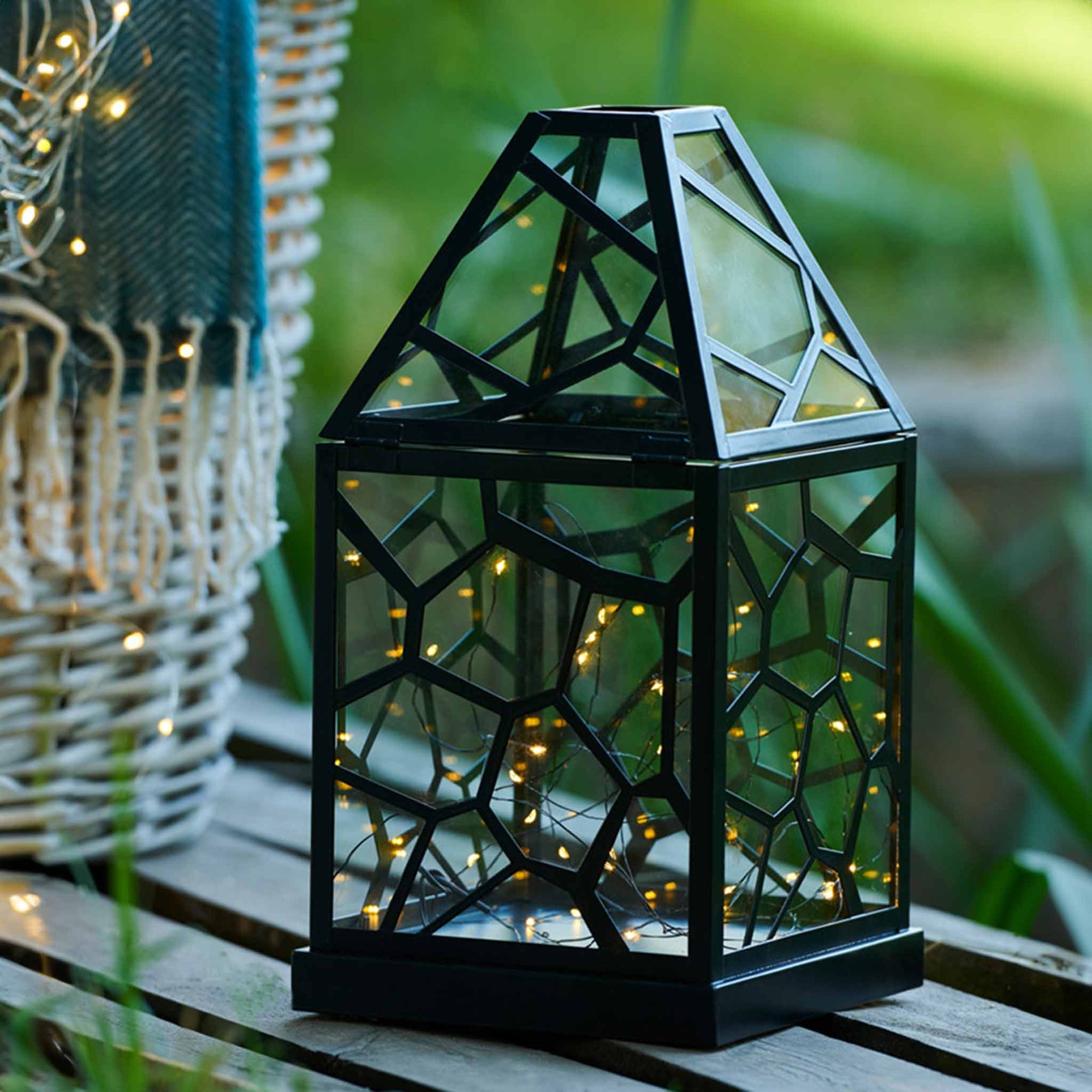 Sirius（シリウス）は、1971年にデンマークで創業した照明とLedキャンドルのブランドです。北欧らしいミニマルで洗練されたデザインに、心地よさと温もりを感じさせる光を組み合わせた製品で、ヨーロッパを中心に多くの家庭やホテルで愛用されています。SiriusのLedキャンドルは、本物の炎のように揺らめくリアルな灯りと、安全性・長寿命を両立。火を使わないため小さなお子様やペットのいる空間でも安心して使用でき、電池式や充電式、リモコン操作可能なタイプまで幅広く揃っています。ガラスや金属、陶器など多様な素材とカラー展開で、リビング、ベッドルーム、アウトドアなど様々な空間に馴染みます。シーズンごとのデコレーションや日常のインテリアアクセントとしても活躍し、暮らしにやさしく上質な光を添えるSiriusは、北欧の豊かな灯り文化を現代に受け継ぐブランドです。