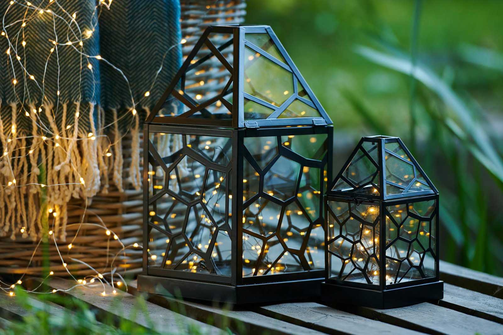 Sirius（シリウス）は、1971年にデンマークで創業した照明とLedキャンドルのブランドです。北欧らしいミニマルで洗練されたデザインに、心地よさと温もりを感じさせる光を組み合わせた製品で、ヨーロッパを中心に多くの家庭やホテルで愛用されています。SiriusのLedキャンドルは、本物の炎のように揺らめくリアルな灯りと、安全性・長寿命を両立。火を使わないため小さなお子様やペットのいる空間でも安心して使用でき、電池式や充電式、リモコン操作可能なタイプまで幅広く揃っています。ガラスや金属、陶器など多様な素材とカラー展開で、リビング、ベッドルーム、アウトドアなど様々な空間に馴染みます。シーズンごとのデコレーションや日常のインテリアアクセントとしても活躍し、暮らしにやさしく上質な光を添えるSiriusは、北欧の豊かな灯り文化を現代に受け継ぐブランドです。