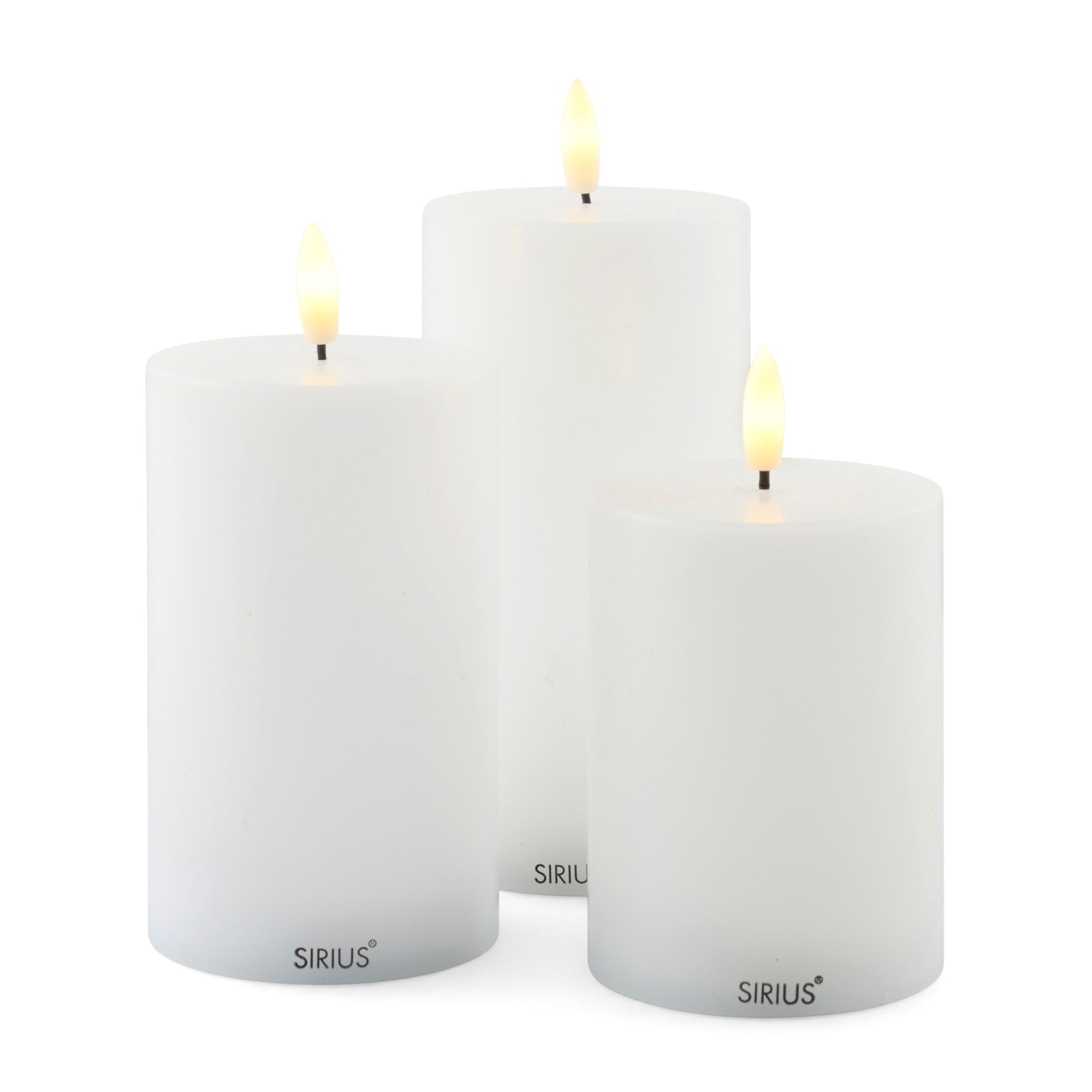 Sirius（シリウス）は、1971年にデンマークで創業した照明とLedキャンドルのブランドです。北欧らしいミニマルで洗練されたデザインに、心地よさと温もりを感じさせる光を組み合わせた製品で、ヨーロッパを中心に多くの家庭やホテルで愛用されています。SiriusのLedキャンドルは、本物の炎のように揺らめくリアルな灯りと、安全性・長寿命を両立。火を使わないため小さなお子様やペットのいる空間でも安心して使用でき、電池式や充電式、リモコン操作可能なタイプまで幅広く揃っています。ガラスや金属、陶器など多様な素材とカラー展開で、リビング、ベッドルーム、アウトドアなど様々な空間に馴染みます。シーズンごとのデコレーションや日常のインテリアアクセントとしても活躍し、暮らしにやさしく上質な光を添えるSiriusは、北欧の豊かな灯り文化を現代に受け継ぐブランドです。
