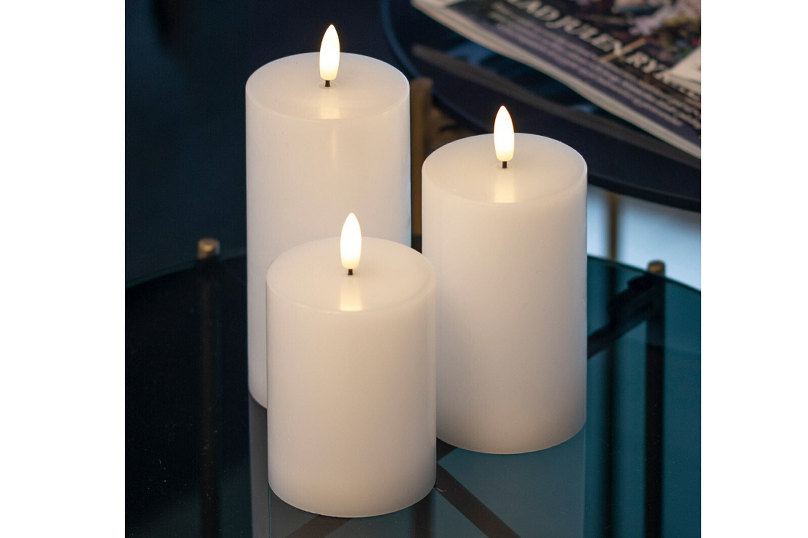 Sirius（シリウス）は、1971年にデンマークで創業した照明とLedキャンドルのブランドです。北欧らしいミニマルで洗練されたデザインに、心地よさと温もりを感じさせる光を組み合わせた製品で、ヨーロッパを中心に多くの家庭やホテルで愛用されています。SiriusのLedキャンドルは、本物の炎のように揺らめくリアルな灯りと、安全性・長寿命を両立。火を使わないため小さなお子様やペットのいる空間でも安心して使用でき、電池式や充電式、リモコン操作可能なタイプまで幅広く揃っています。ガラスや金属、陶器など多様な素材とカラー展開で、リビング、ベッドルーム、アウトドアなど様々な空間に馴染みます。シーズンごとのデコレーションや日常のインテリアアクセントとしても活躍し、暮らしにやさしく上質な光を添えるSiriusは、北欧の豊かな灯り文化を現代に受け継ぐブランドです。