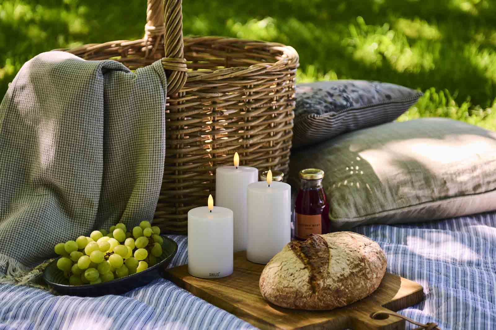 Sirius（シリウス）は、1971年にデンマークで創業した照明とLedキャンドルのブランドです。北欧らしいミニマルで洗練されたデザインに、心地よさと温もりを感じさせる光を組み合わせた製品で、ヨーロッパを中心に多くの家庭やホテルで愛用されています。SiriusのLedキャンドルは、本物の炎のように揺らめくリアルな灯りと、安全性・長寿命を両立。火を使わないため小さなお子様やペットのいる空間でも安心して使用でき、電池式や充電式、リモコン操作可能なタイプまで幅広く揃っています。ガラスや金属、陶器など多様な素材とカラー展開で、リビング、ベッドルーム、アウトドアなど様々な空間に馴染みます。シーズンごとのデコレーションや日常のインテリアアクセントとしても活躍し、暮らしにやさしく上質な光を添えるSiriusは、北欧の豊かな灯り文化を現代に受け継ぐブランドです。