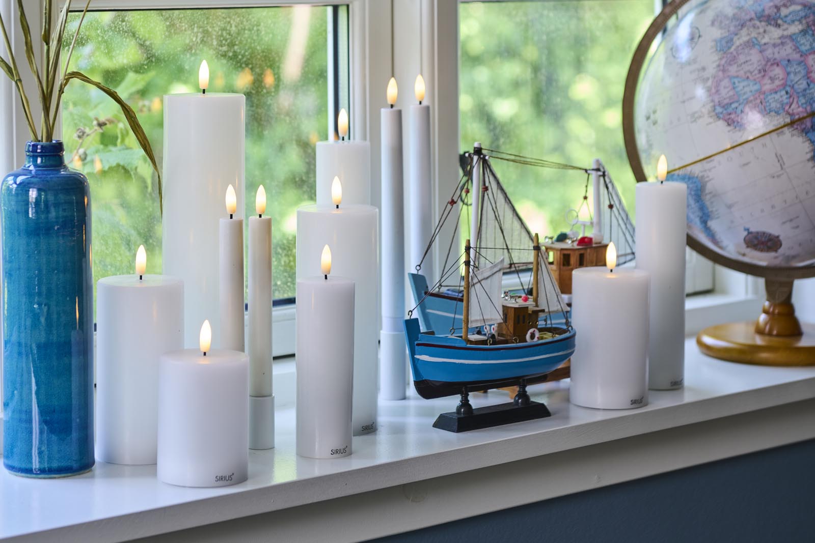 Sirius（シリウス）は、1971年にデンマークで創業した照明とLedキャンドルのブランドです。北欧らしいミニマルで洗練されたデザインに、心地よさと温もりを感じさせる光を組み合わせた製品で、ヨーロッパを中心に多くの家庭やホテルで愛用されています。SiriusのLedキャンドルは、本物の炎のように揺らめくリアルな灯りと、安全性・長寿命を両立。火を使わないため小さなお子様やペットのいる空間でも安心して使用でき、電池式や充電式、リモコン操作可能なタイプまで幅広く揃っています。ガラスや金属、陶器など多様な素材とカラー展開で、リビング、ベッドルーム、アウトドアなど様々な空間に馴染みます。シーズンごとのデコレーションや日常のインテリアアクセントとしても活躍し、暮らしにやさしく上質な光を添えるSiriusは、北欧の豊かな灯り文化を現代に受け継ぐブランドです。