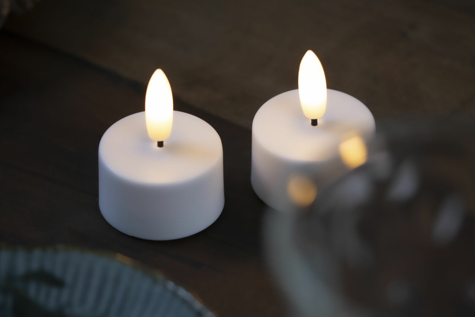 Sirius（シリウス）は、1971年にデンマークで創業した照明とLedキャンドルのブランドです。北欧らしいミニマルで洗練されたデザインに、心地よさと温もりを感じさせる光を組み合わせた製品で、ヨーロッパを中心に多くの家庭やホテルで愛用されています。SiriusのLedキャンドルは、本物の炎のように揺らめくリアルな灯りと、安全性・長寿命を両立。火を使わないため小さなお子様やペットのいる空間でも安心して使用でき、電池式や充電式、リモコン操作可能なタイプまで幅広く揃っています。ガラスや金属、陶器など多様な素材とカラー展開で、リビング、ベッドルーム、アウトドアなど様々な空間に馴染みます。シーズンごとのデコレーションや日常のインテリアアクセントとしても活躍し、暮らしにやさしく上質な光を添えるSiriusは、北欧の豊かな灯り文化を現代に受け継ぐブランドです。