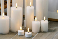 Sirius（シリウス）は、1971年にデンマークで創業した照明とLedキャンドルのブランドです。北欧らしいミニマルで洗練されたデザインに、心地よさと温もりを感じさせる光を組み合わせた製品で、ヨーロッパを中心に多くの家庭やホテルで愛用されています。SiriusのLedキャンドルは、本物の炎のように揺らめくリアルな灯りと、安全性・長寿命を両立。火を使わないため小さなお子様やペットのいる空間でも安心して使用でき、電池式や充電式、リモコン操作可能なタイプまで幅広く揃っています。ガラスや金属、陶器など多様な素材とカラー展開で、リビング、ベッドルーム、アウトドアなど様々な空間に馴染みます。シーズンごとのデコレーションや日常のインテリアアクセントとしても活躍し、暮らしにやさしく上質な光を添えるSiriusは、北欧の豊かな灯り文化を現代に受け継ぐブランドです。