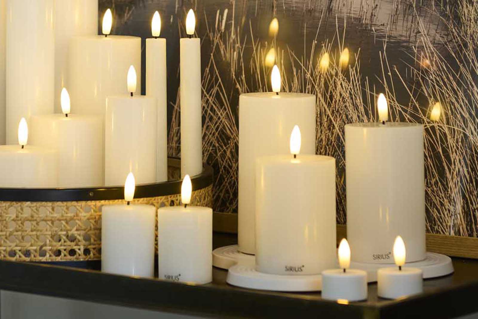 Sirius（シリウス）は、1971年にデンマークで創業した照明とLedキャンドルのブランドです。北欧らしいミニマルで洗練されたデザインに、心地よさと温もりを感じさせる光を組み合わせた製品で、ヨーロッパを中心に多くの家庭やホテルで愛用されています。SiriusのLedキャンドルは、本物の炎のように揺らめくリアルな灯りと、安全性・長寿命を両立。火を使わないため小さなお子様やペットのいる空間でも安心して使用でき、電池式や充電式、リモコン操作可能なタイプまで幅広く揃っています。ガラスや金属、陶器など多様な素材とカラー展開で、リビング、ベッドルーム、アウトドアなど様々な空間に馴染みます。シーズンごとのデコレーションや日常のインテリアアクセントとしても活躍し、暮らしにやさしく上質な光を添えるSiriusは、北欧の豊かな灯り文化を現代に受け継ぐブランドです。
