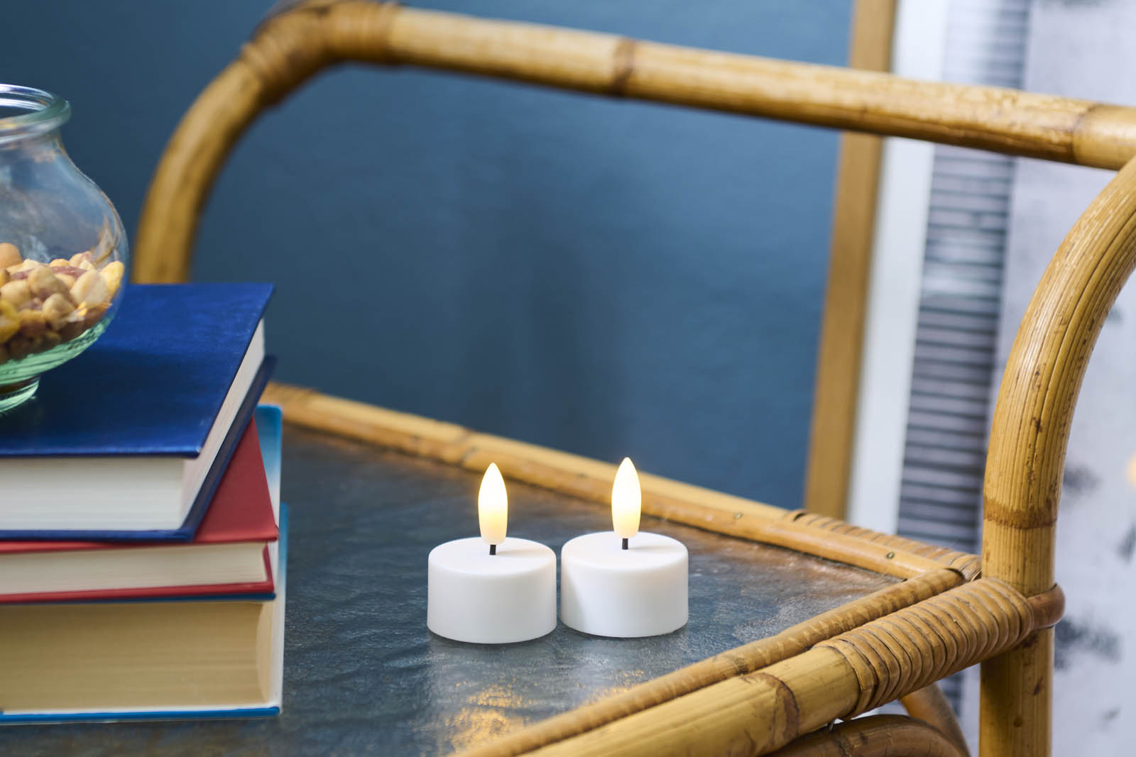 Sirius（シリウス）は、1971年にデンマークで創業した照明とLedキャンドルのブランドです。北欧らしいミニマルで洗練されたデザインに、心地よさと温もりを感じさせる光を組み合わせた製品で、ヨーロッパを中心に多くの家庭やホテルで愛用されています。SiriusのLedキャンドルは、本物の炎のように揺らめくリアルな灯りと、安全性・長寿命を両立。火を使わないため小さなお子様やペットのいる空間でも安心して使用でき、電池式や充電式、リモコン操作可能なタイプまで幅広く揃っています。ガラスや金属、陶器など多様な素材とカラー展開で、リビング、ベッドルーム、アウトドアなど様々な空間に馴染みます。シーズンごとのデコレーションや日常のインテリアアクセントとしても活躍し、暮らしにやさしく上質な光を添えるSiriusは、北欧の豊かな灯り文化を現代に受け継ぐブランドです。