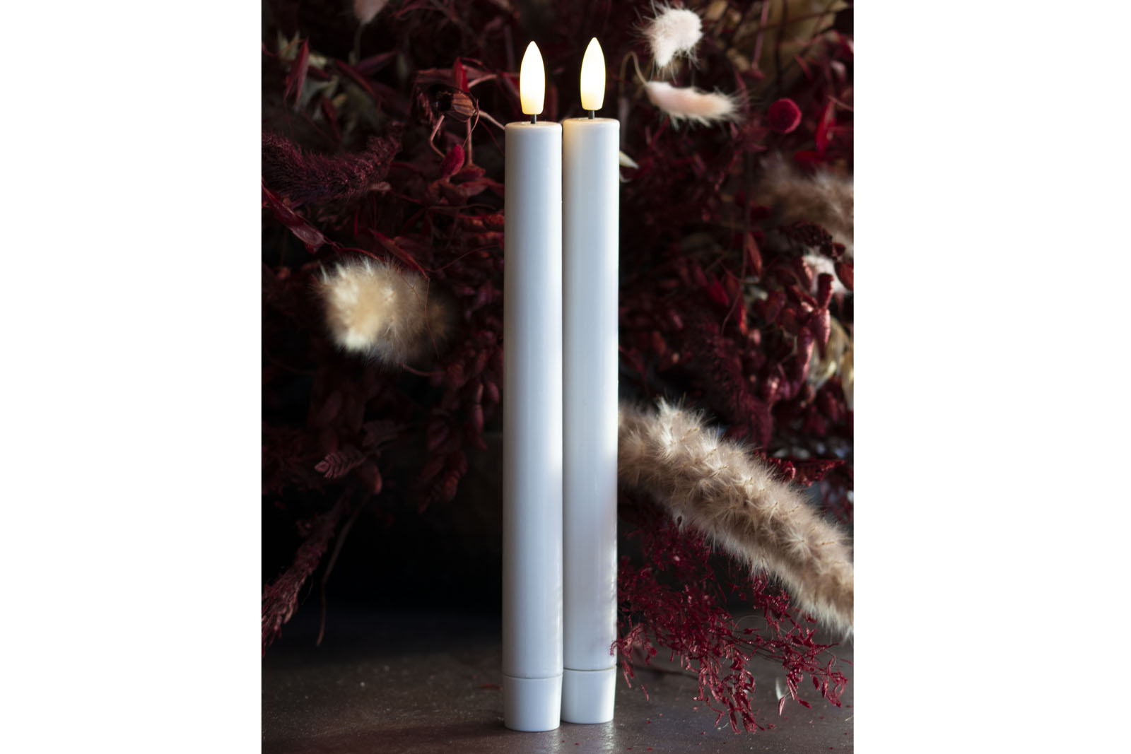 Sirius（シリウス）は、1971年にデンマークで創業した照明とLedキャンドルのブランドです。北欧らしいミニマルで洗練されたデザインに、心地よさと温もりを感じさせる光を組み合わせた製品で、ヨーロッパを中心に多くの家庭やホテルで愛用されています。SiriusのLedキャンドルは、本物の炎のように揺らめくリアルな灯りと、安全性・長寿命を両立。火を使わないため小さなお子様やペットのいる空間でも安心して使用でき、電池式や充電式、リモコン操作可能なタイプまで幅広く揃っています。ガラスや金属、陶器など多様な素材とカラー展開で、リビング、ベッドルーム、アウトドアなど様々な空間に馴染みます。シーズンごとのデコレーションや日常のインテリアアクセントとしても活躍し、暮らしにやさしく上質な光を添えるSiriusは、北欧の豊かな灯り文化を現代に受け継ぐブランドです。