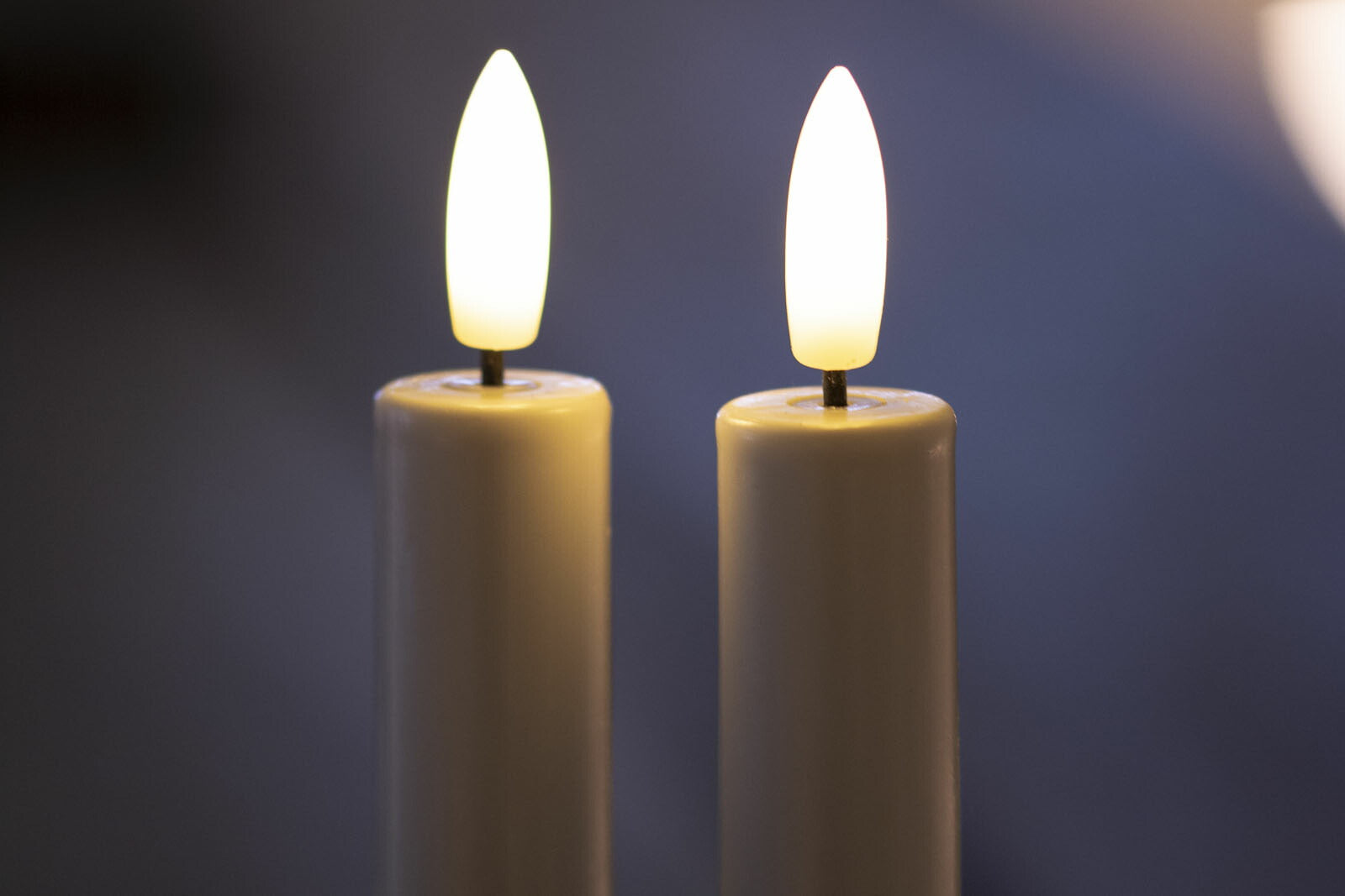 Sirius（シリウス）は、1971年にデンマークで創業した照明とLedキャンドルのブランドです。北欧らしいミニマルで洗練されたデザインに、心地よさと温もりを感じさせる光を組み合わせた製品で、ヨーロッパを中心に多くの家庭やホテルで愛用されています。SiriusのLedキャンドルは、本物の炎のように揺らめくリアルな灯りと、安全性・長寿命を両立。火を使わないため小さなお子様やペットのいる空間でも安心して使用でき、電池式や充電式、リモコン操作可能なタイプまで幅広く揃っています。ガラスや金属、陶器など多様な素材とカラー展開で、リビング、ベッドルーム、アウトドアなど様々な空間に馴染みます。シーズンごとのデコレーションや日常のインテリアアクセントとしても活躍し、暮らしにやさしく上質な光を添えるSiriusは、北欧の豊かな灯り文化を現代に受け継ぐブランドです。