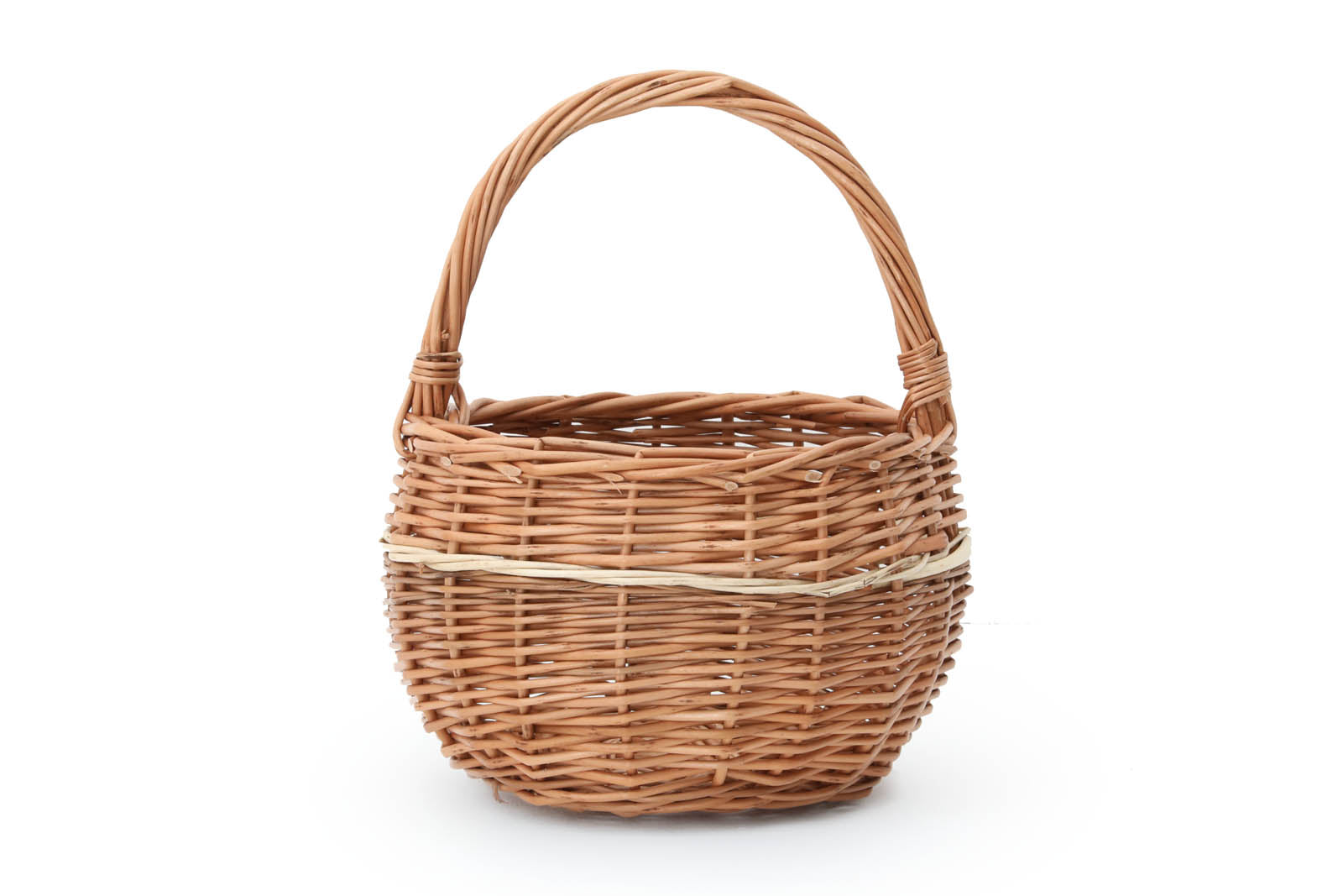 北欧諸国や近隣のヨーロッパにはこういった天然素材のバスケットを作っている職人が多く存在しています。彼らは自身で森から素材を伐採し加工し作品を編み上げるのが一般的です。主に小さなお店を営んでいる方が多く、彼ら一人一人作品にも個性があります。こちらはスウェーデンの職人が一つ一つ手作りで編んだバスケットです。個々にばらつきがあるのも同じものがないハンドメイドの魅力です。ヤナギなど良質な天然の素材を使ったバスケットは年月と共に味わい深くなっていきますので使い込むのが楽しみなお品です。