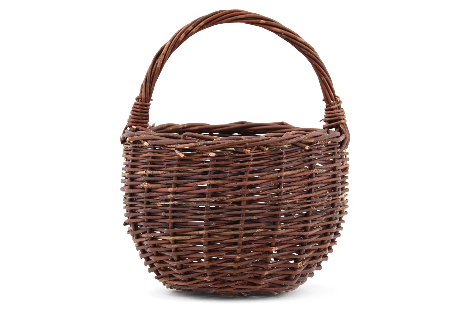 北欧諸国や近隣のヨーロッパにはこういった天然素材のバスケットを作っている職人が多く存在しています。彼らは自身で森から素材を伐採し加工し作品を編み上げるのが一般的です。主に小さなお店を営んでいる方が多く、彼ら一人一人作品にも個性があります。こちらはスウェーデンの職人が一つ一つ手作りで編んだバスケットです。個々にばらつきがあるのも同じものがないハンドメイドの魅力です。ヤナギなど良質な天然の素材を使ったバスケットは年月と共に味わい深くなっていきますので使い込むのが楽しみなお品です。