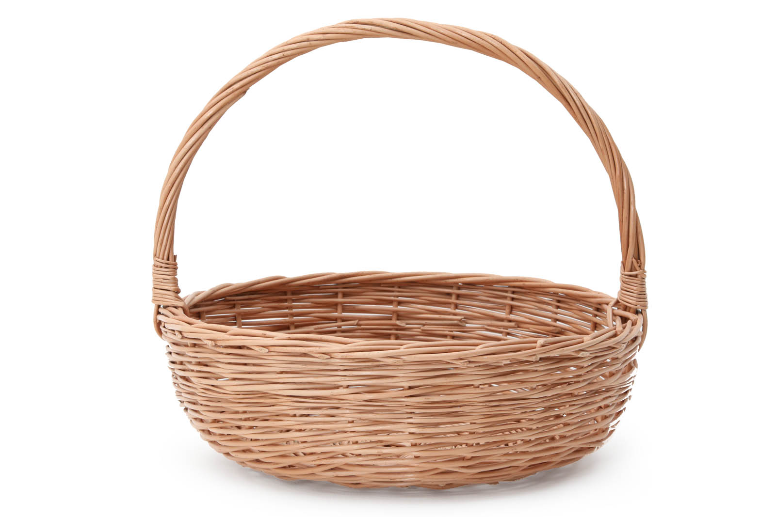 北欧諸国や近隣のヨーロッパにはこういった天然素材のバスケットを作っている職人が多く存在しています。彼らは自身で森から素材を伐採し加工し作品を編み上げるのが一般的です。主に小さなお店を営んでいる方が多く、彼ら一人一人作品にも個性があります。こちらはスウェーデンの職人が一つ一つ手作りで編んだバスケットです。個々にばらつきがあるのも同じものがないハンドメイドの魅力です。ヤナギなど良質な天然の素材を使ったバスケットは年月と共に味わい深くなっていきますので使い込むのが楽しみなお品です。