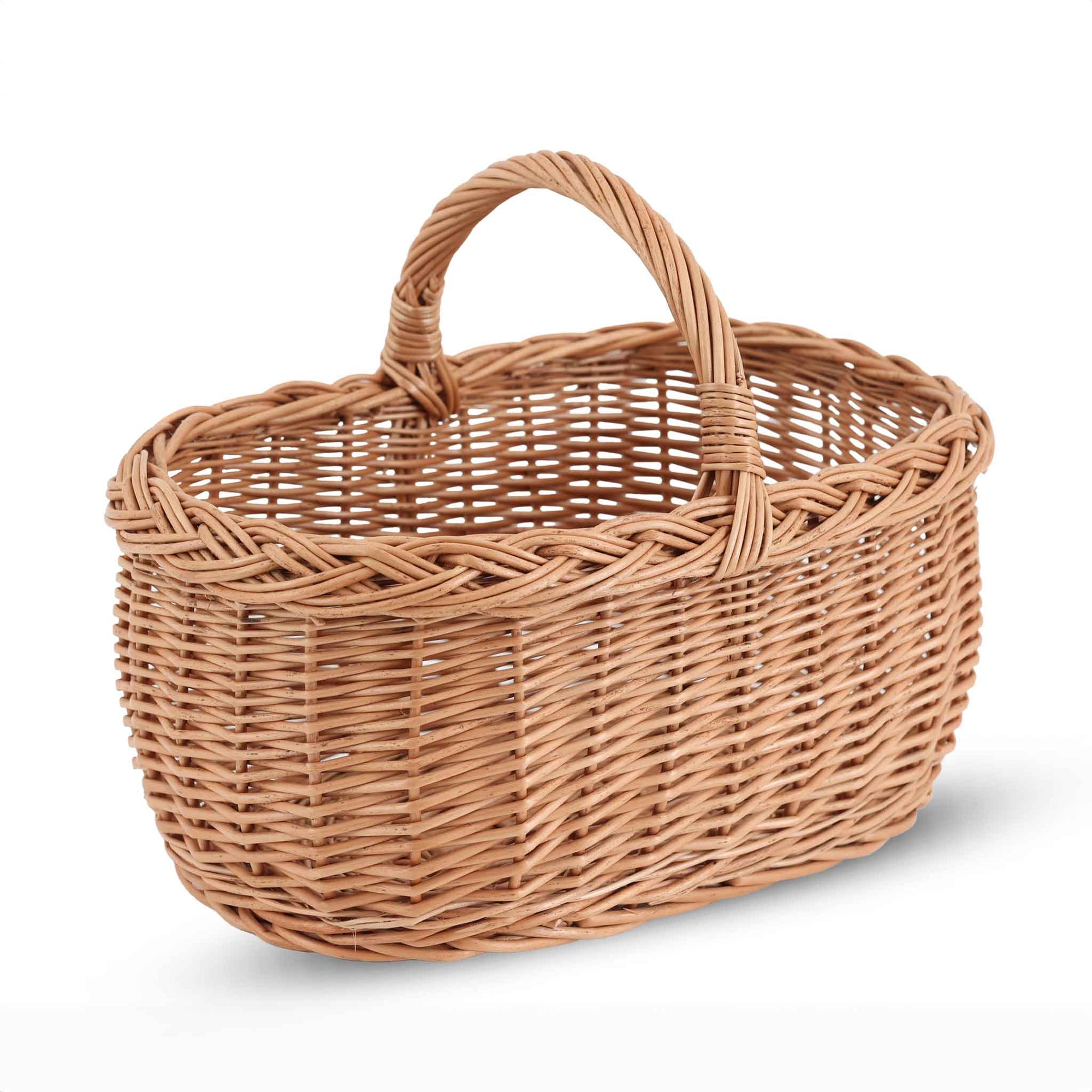 北欧諸国や近隣のヨーロッパにはこういった天然素材のバスケットを作っている職人が多く存在しています。彼らは自身で森から素材を伐採し加工し作品を編み上げるのが一般的です。主に小さなお店を営んでいる方が多く、彼ら一人一人作品にも個性があります。こちらはスウェーデンの職人が一つ一つ手作りで編んだバスケットです。個々にばらつきがあるのも同じものがないハンドメイドの魅力です。ヤナギなど良質な天然の素材を使ったバスケットは年月と共に味わい深くなっていきますので使い込むのが楽しみなお品です。