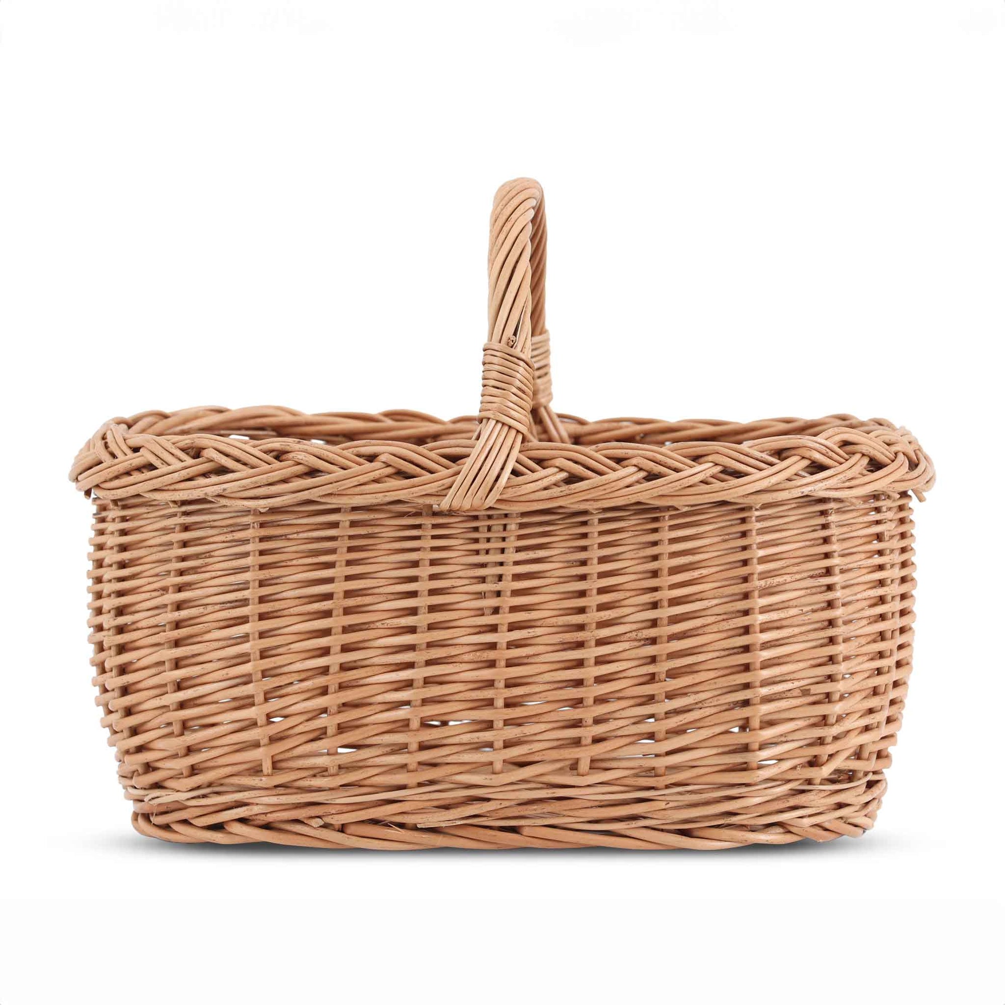 北欧諸国や近隣のヨーロッパにはこういった天然素材のバスケットを作っている職人が多く存在しています。彼らは自身で森から素材を伐採し加工し作品を編み上げるのが一般的です。主に小さなお店を営んでいる方が多く、彼ら一人一人作品にも個性があります。こちらはスウェーデンの職人が一つ一つ手作りで編んだバスケットです。個々にばらつきがあるのも同じものがないハンドメイドの魅力です。ヤナギなど良質な天然の素材を使ったバスケットは年月と共に味わい深くなっていきますので使い込むのが楽しみなお品です。