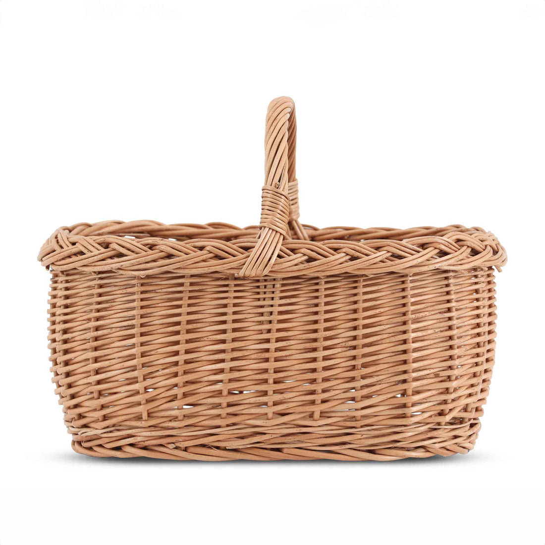 北欧諸国や近隣のヨーロッパにはこういった天然素材のバスケットを作っている職人が多く存在しています。彼らは自身で森から素材を伐採し加工し作品を編み上げるのが一般的です。主に小さなお店を営んでいる方が多く、彼ら一人一人作品にも個性があります。こちらはスウェーデンの職人が一つ一つ手作りで編んだバスケットです。個々にばらつきがあるのも同じものがないハンドメイドの魅力です。ヤナギなど良質な天然の素材を使ったバスケットは年月と共に味わい深くなっていきますので使い込むのが楽しみなお品です。