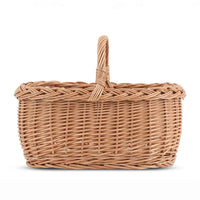 北欧諸国や近隣のヨーロッパにはこういった天然素材のバスケットを作っている職人が多く存在しています。彼らは自身で森から素材を伐採し加工し作品を編み上げるのが一般的です。主に小さなお店を営んでいる方が多く、彼ら一人一人作品にも個性があります。こちらはスウェーデンの職人が一つ一つ手作りで編んだバスケットです。個々にばらつきがあるのも同じものがないハンドメイドの魅力です。ヤナギなど良質な天然の素材を使ったバスケットは年月と共に味わい深くなっていきますので使い込むのが楽しみなお品です。