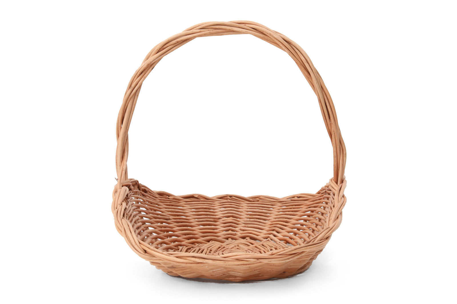 北欧諸国や近隣のヨーロッパにはこういった天然素材のバスケットを作っている職人が多く存在しています。彼らは自身で森から素材を伐採し加工し作品を編み上げるのが一般的です。主に小さなお店を営んでいる方が多く、彼ら一人一人作品にも個性があります。こちらはスウェーデンの職人が一つ一つ手作りで編んだバスケットです。個々にばらつきがあるのも同じものがないハンドメイドの魅力です。ヤナギなど良質な天然の素材を使ったバスケットは年月と共に味わい深くなっていきますので使い込むのが楽しみなお品です。