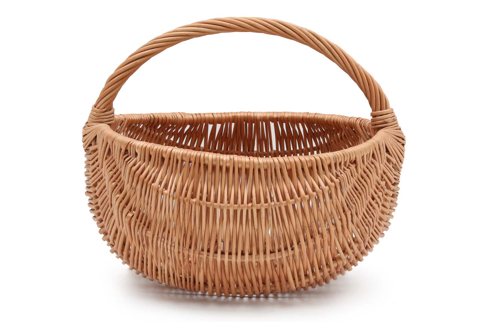 北欧諸国や近隣のヨーロッパにはこういった天然素材のバスケットを作っている職人が多く存在しています。彼らは自身で森から素材を伐採し加工し作品を編み上げるのが一般的です。主に小さなお店を営んでいる方が多く、彼ら一人一人作品にも個性があります。こちらはスウェーデンの職人が一つ一つ手作りで編んだバスケットです。個々にばらつきがあるのも同じものがないハンドメイドの魅力です。ヤナギなど良質な天然の素材を使ったバスケットは年月と共に味わい深くなっていきますので使い込むのが楽しみなお品です。