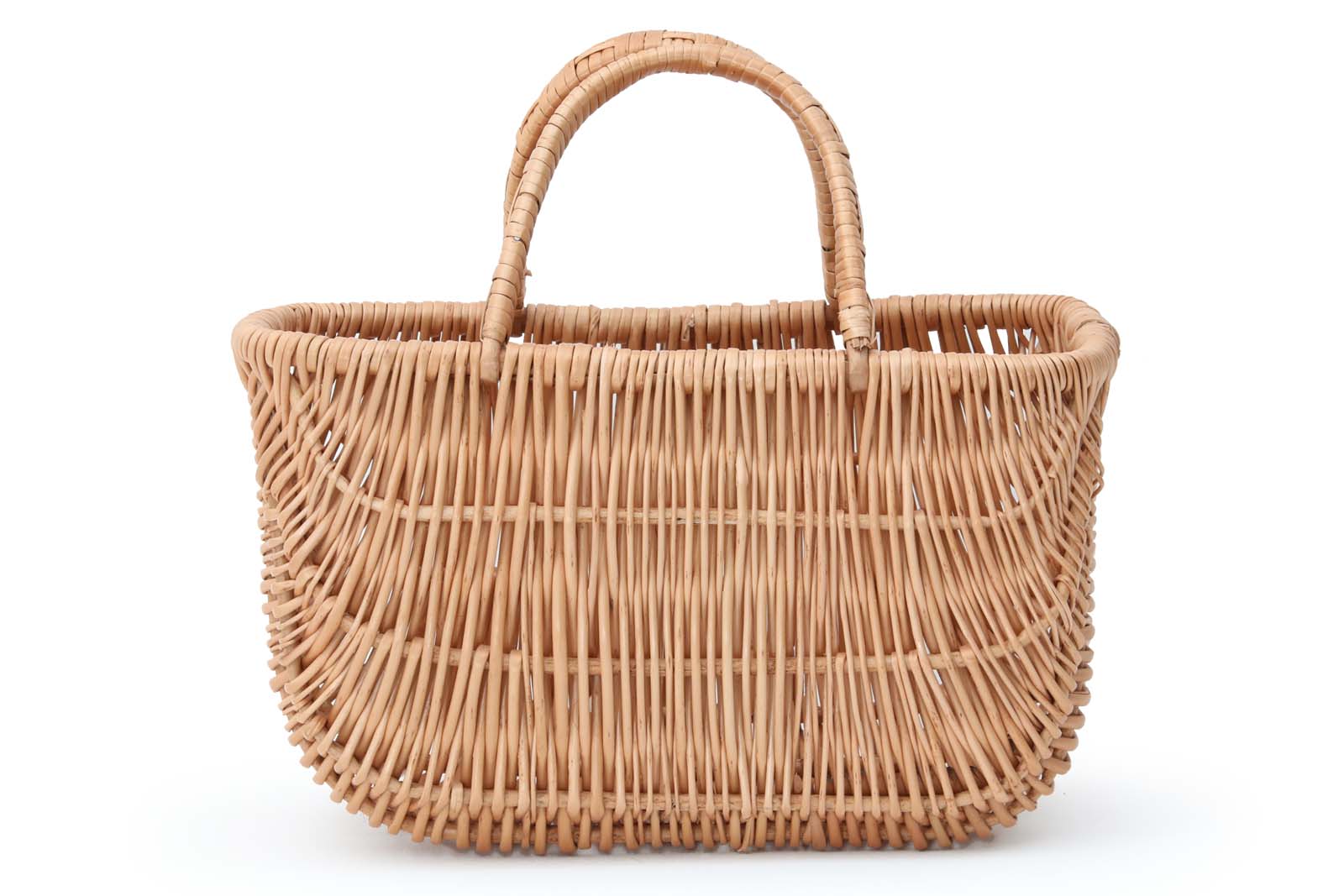 北欧諸国や近隣のヨーロッパにはこういった天然素材のバスケットを作っている職人が多く存在しています。彼らは自身で森から素材を伐採し加工し作品を編み上げるのが一般的です。主に小さなお店を営んでいる方が多く、彼ら一人一人作品にも個性があります。こちらはスウェーデンの職人が一つ一つ手作りで編んだバスケットです。個々にばらつきがあるのも同じものがないハンドメイドの魅力です。ヤナギなど良質な天然の素材を使ったバスケットは年月と共に味わい深くなっていきますので使い込むのが楽しみなお品です。