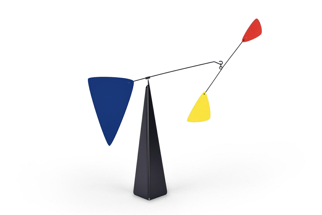 Volta Mobiles（ヴォルタ・モビール）は、2015年にフランス・パリで誕生したアートモビール専門ブランドです。ミッドセンチュリーの芸術や建築からインスピレーションを受けたデザインは、シンプルでありながら空間に躍動感と詩的な美しさをもたらします。ブランド創設後、アトリエはスペイン・バルセロナへと移り、すべての製品が職人の手作業で製造されています。熟練した職人の手によりひとつひとつ丁寧に組み立てられ、軽量なアルミニウムやスチールなどの高品質素材を使用。カラーリングも美しく、リビングや寝室、子供部屋、オフィスなど、幅広いインテリアに調和します。アートとしての価値と機能美を兼ね備えたVoltaのモビールは、北欧インテリアやナチュラルモダンを好む方におすすめのデザイン雑貨です。おしゃれな空間演出やギフトにも最適な逸品で、おしゃれなインテリア雑貨として、また贈り物や新築祝いにも人気の高いプロダクトです。