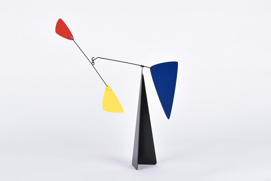 Volta Mobiles（ヴォルタ・モビール）は、2015年にフランス・パリで誕生したアートモビール専門ブランドです。ミッドセンチュリーの芸術や建築からインスピレーションを受けたデザインは、シンプルでありながら空間に躍動感と詩的な美しさをもたらします。ブランド創設後、アトリエはスペイン・バルセロナへと移り、すべての製品が職人の手作業で製造されています。熟練した職人の手によりひとつひとつ丁寧に組み立てられ、軽量なアルミニウムやスチールなどの高品質素材を使用。カラーリングも美しく、リビングや寝室、子供部屋、オフィスなど、幅広いインテリアに調和します。アートとしての価値と機能美を兼ね備えたVoltaのモビールは、北欧インテリアやナチュラルモダンを好む方におすすめのデザイン雑貨です。おしゃれな空間演出やギフトにも最適な逸品で、おしゃれなインテリア雑貨として、また贈り物や新築祝いにも人気の高いプロダクトです。