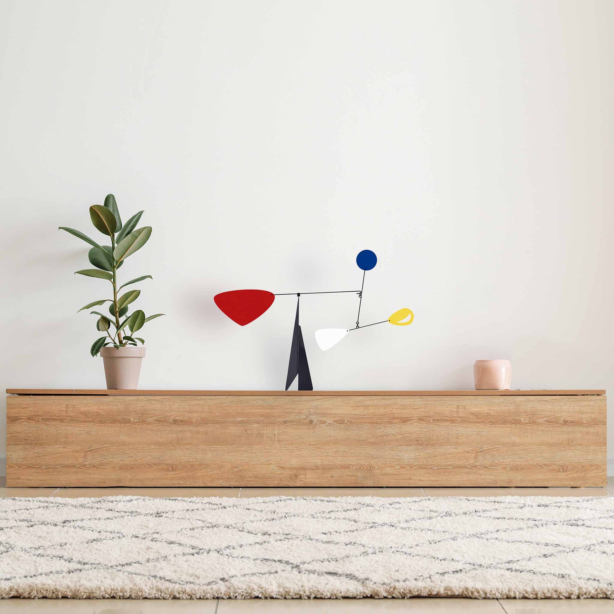 Volta Mobiles（ヴォルタ・モビール）は、2015年にフランス・パリで誕生したアートモビール専門ブランドです。ミッドセンチュリーの芸術や建築からインスピレーションを受けたデザインは、シンプルでありながら空間に躍動感と詩的な美しさをもたらします。ブランド創設後、アトリエはスペイン・バルセロナへと移り、すべての製品が職人の手作業で製造されています。熟練した職人の手によりひとつひとつ丁寧に組み立てられ、軽量なアルミニウムやスチールなどの高品質素材を使用。カラーリングも美しく、リビングや寝室、子供部屋、オフィスなど、幅広いインテリアに調和します。アートとしての価値と機能美を兼ね備えたVoltaのモビールは、北欧インテリアやナチュラルモダンを好む方におすすめのデザイン雑貨です。おしゃれな空間演出やギフトにも最適な逸品で、おしゃれなインテリア雑貨として、また贈り物や新築祝いにも人気の高いプロダクトです。