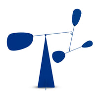 Volta Mobiles（ヴォルタ・モビール）は、2015年にフランス・パリで誕生したアートモビール専門ブランドです。ミッドセンチュリーの芸術や建築からインスピレーションを受けたデザインは、シンプルでありながら空間に躍動感と詩的な美しさをもたらします。ブランド創設後、アトリエはスペイン・バルセロナへと移り、すべての製品が職人の手作業で製造されています。熟練した職人の手によりひとつひとつ丁寧に組み立てられ、軽量なアルミニウムやスチールなどの高品質素材を使用。カラーリングも美しく、リビングや寝室、子供部屋、オフィスなど、幅広いインテリアに調和します。アートとしての価値と機能美を兼ね備えたVoltaのモビールは、北欧インテリアやナチュラルモダンを好む方におすすめのデザイン雑貨です。おしゃれな空間演出やギフトにも最適な逸品で、おしゃれなインテリア雑貨として、また贈り物や新築祝いにも人気の高いプロダクトです。