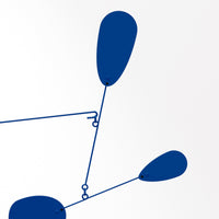 Volta Mobiles（ヴォルタ・モビール）は、2015年にフランス・パリで誕生したアートモビール専門ブランドです。ミッドセンチュリーの芸術や建築からインスピレーションを受けたデザインは、シンプルでありながら空間に躍動感と詩的な美しさをもたらします。ブランド創設後、アトリエはスペイン・バルセロナへと移り、すべての製品が職人の手作業で製造されています。熟練した職人の手によりひとつひとつ丁寧に組み立てられ、軽量なアルミニウムやスチールなどの高品質素材を使用。カラーリングも美しく、リビングや寝室、子供部屋、オフィスなど、幅広いインテリアに調和します。アートとしての価値と機能美を兼ね備えたVoltaのモビールは、北欧インテリアやナチュラルモダンを好む方におすすめのデザイン雑貨です。おしゃれな空間演出やギフトにも最適な逸品で、おしゃれなインテリア雑貨として、また贈り物や新築祝いにも人気の高いプロダクトです。