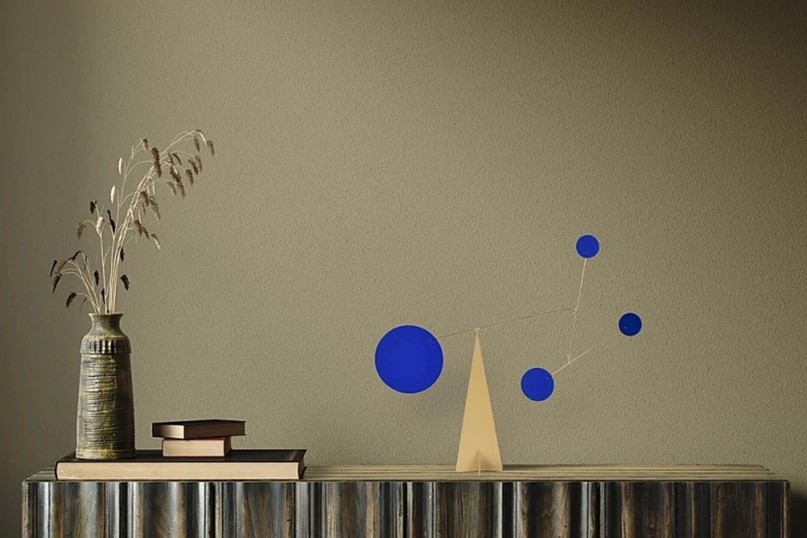 Volta Mobiles（ヴォルタ・モビール）は、2015年にフランス・パリで誕生したアートモビール専門ブランドです。ミッドセンチュリーの芸術や建築からインスピレーションを受けたデザインは、シンプルでありながら空間に躍動感と詩的な美しさをもたらします。ブランド創設後、アトリエはスペイン・バルセロナへと移り、すべての製品が職人の手作業で製造されています。熟練した職人の手によりひとつひとつ丁寧に組み立てられ、軽量なアルミニウムやスチールなどの高品質素材を使用。カラーリングも美しく、リビングや寝室、子供部屋、オフィスなど、幅広いインテリアに調和します。アートとしての価値と機能美を兼ね備えたVoltaのモビールは、北欧インテリアやナチュラルモダンを好む方におすすめのデザイン雑貨です。おしゃれな空間演出やギフトにも最適な逸品で、おしゃれなインテリア雑貨として、また贈り物や新築祝いにも人気の高いプロダクトです。