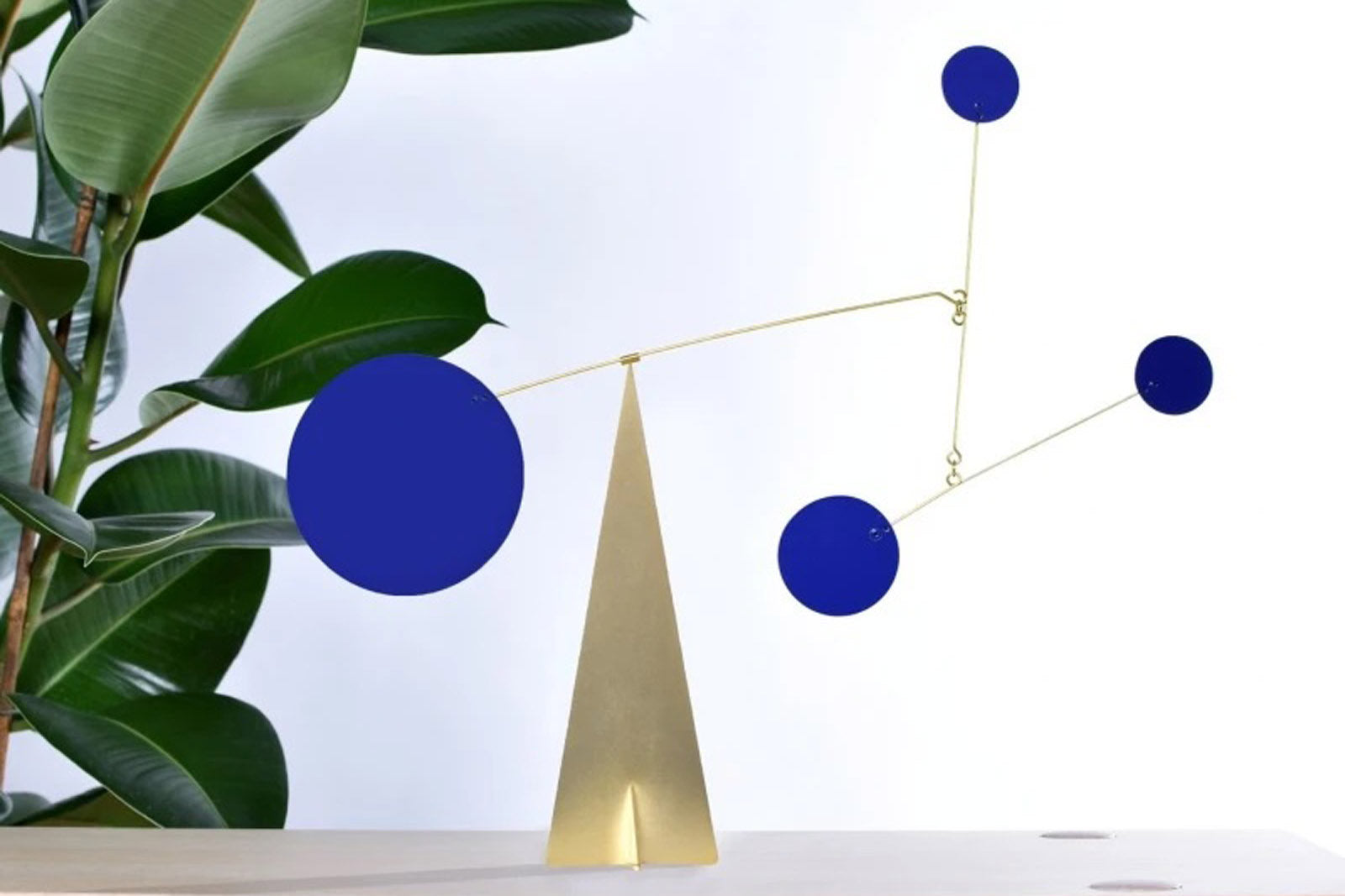 Volta Mobiles（ヴォルタ・モビール）は、2015年にフランス・パリで誕生したアートモビール専門ブランドです。ミッドセンチュリーの芸術や建築からインスピレーションを受けたデザインは、シンプルでありながら空間に躍動感と詩的な美しさをもたらします。ブランド創設後、アトリエはスペイン・バルセロナへと移り、すべての製品が職人の手作業で製造されています。熟練した職人の手によりひとつひとつ丁寧に組み立てられ、軽量なアルミニウムやスチールなどの高品質素材を使用。カラーリングも美しく、リビングや寝室、子供部屋、オフィスなど、幅広いインテリアに調和します。アートとしての価値と機能美を兼ね備えたVoltaのモビールは、北欧インテリアやナチュラルモダンを好む方におすすめのデザイン雑貨です。おしゃれな空間演出やギフトにも最適な逸品で、おしゃれなインテリア雑貨として、また贈り物や新築祝いにも人気の高いプロダクトです。