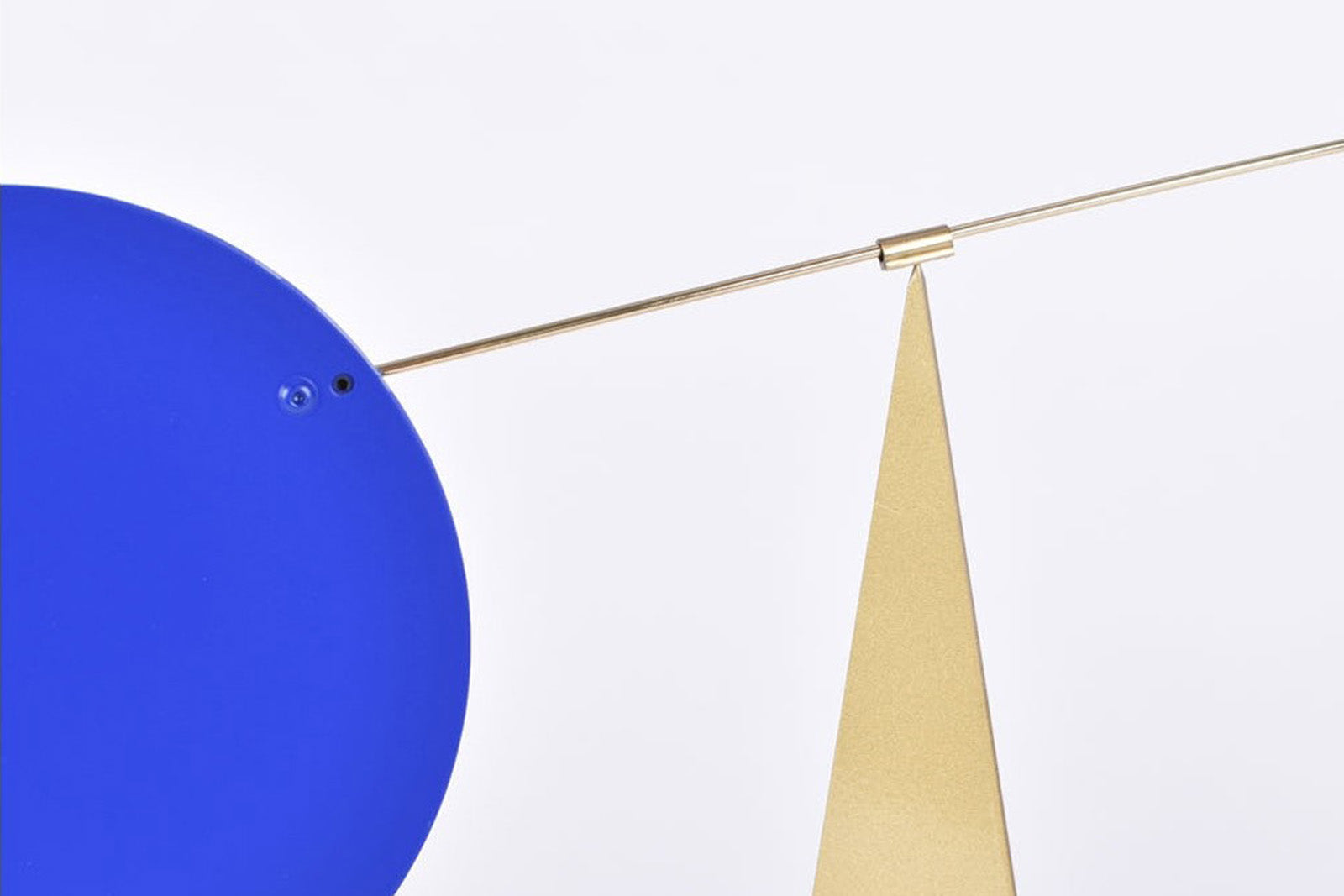 Volta Mobiles（ヴォルタ・モビール）は、2015年にフランス・パリで誕生したアートモビール専門ブランドです。ミッドセンチュリーの芸術や建築からインスピレーションを受けたデザインは、シンプルでありながら空間に躍動感と詩的な美しさをもたらします。ブランド創設後、アトリエはスペイン・バルセロナへと移り、すべての製品が職人の手作業で製造されています。熟練した職人の手によりひとつひとつ丁寧に組み立てられ、軽量なアルミニウムやスチールなどの高品質素材を使用。カラーリングも美しく、リビングや寝室、子供部屋、オフィスなど、幅広いインテリアに調和します。アートとしての価値と機能美を兼ね備えたVoltaのモビールは、北欧インテリアやナチュラルモダンを好む方におすすめのデザイン雑貨です。おしゃれな空間演出やギフトにも最適な逸品で、おしゃれなインテリア雑貨として、また贈り物や新築祝いにも人気の高いプロダクトです。