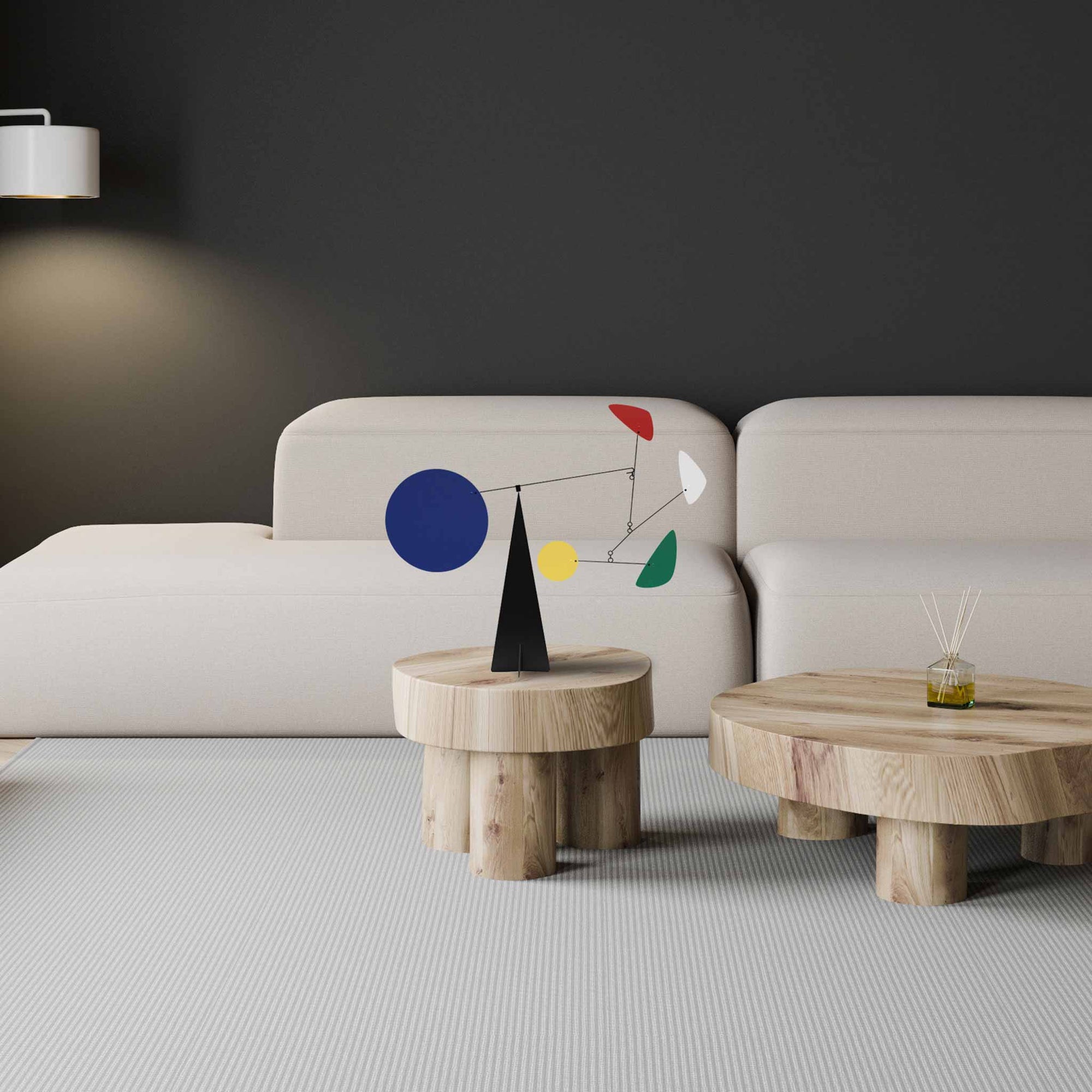 Volta Mobiles（ヴォルタ・モビール）は、2015年にフランス・パリで誕生したアートモビール専門ブランドです。ミッドセンチュリーの芸術や建築からインスピレーションを受けたデザインは、シンプルでありながら空間に躍動感と詩的な美しさをもたらします。ブランド創設後、アトリエはスペイン・バルセロナへと移り、すべての製品が職人の手作業で製造されています。熟練した職人の手によりひとつひとつ丁寧に組み立てられ、軽量なアルミニウムやスチールなどの高品質素材を使用。カラーリングも美しく、リビングや寝室、子供部屋、オフィスなど、幅広いインテリアに調和します。アートとしての価値と機能美を兼ね備えたVoltaのモビールは、北欧インテリアやナチュラルモダンを好む方におすすめのデザイン雑貨です。おしゃれな空間演出やギフトにも最適な逸品で、おしゃれなインテリア雑貨として、また贈り物や新築祝いにも人気の高いプロダクトです。
