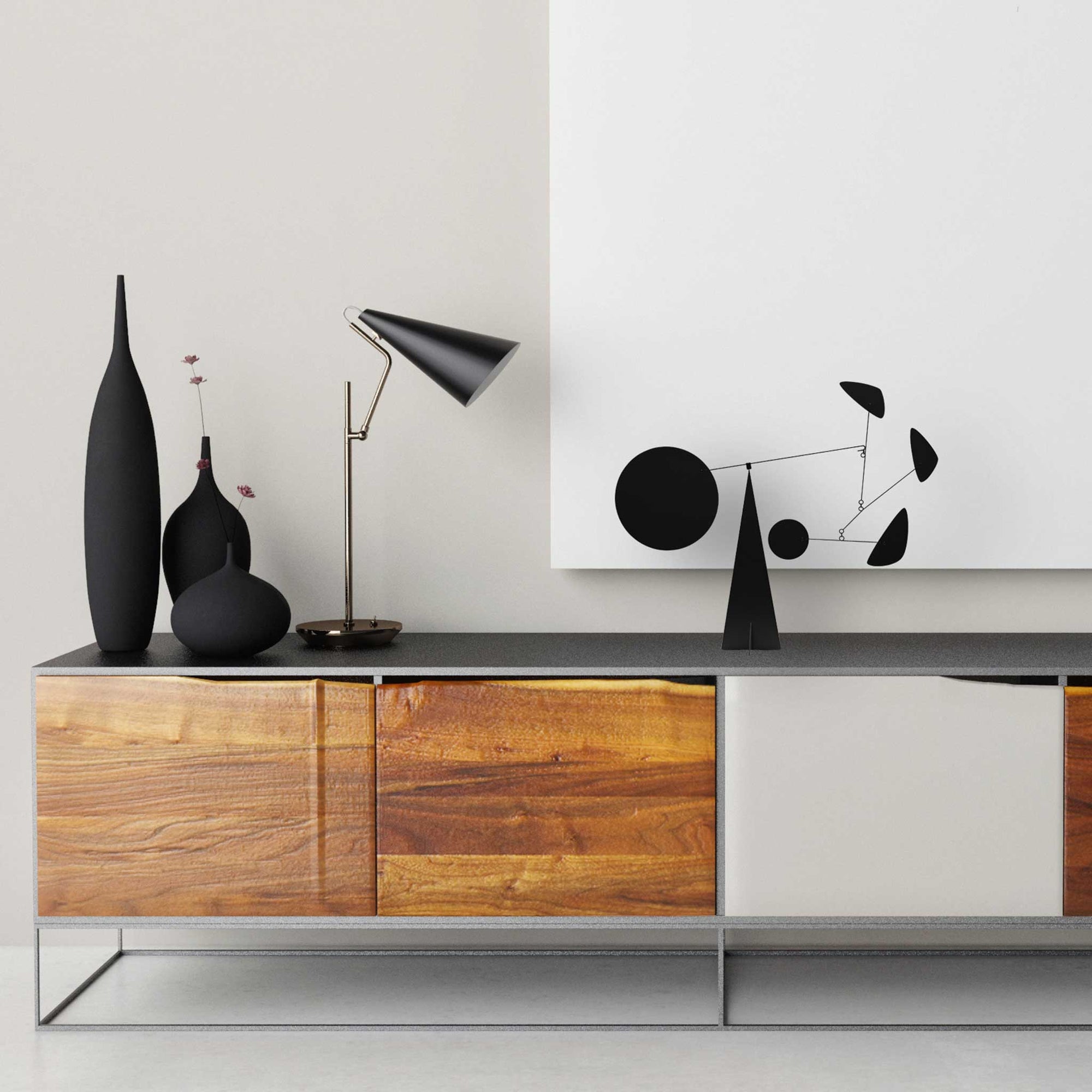 Volta Mobiles（ヴォルタ・モビール）は、2015年にフランス・パリで誕生したアートモビール専門ブランドです。ミッドセンチュリーの芸術や建築からインスピレーションを受けたデザインは、シンプルでありながら空間に躍動感と詩的な美しさをもたらします。ブランド創設後、アトリエはスペイン・バルセロナへと移り、すべての製品が職人の手作業で製造されています。熟練した職人の手によりひとつひとつ丁寧に組み立てられ、軽量なアルミニウムやスチールなどの高品質素材を使用。カラーリングも美しく、リビングや寝室、子供部屋、オフィスなど、幅広いインテリアに調和します。アートとしての価値と機能美を兼ね備えたVoltaのモビールは、北欧インテリアやナチュラルモダンを好む方におすすめのデザイン雑貨です。おしゃれな空間演出やギフトにも最適な逸品で、おしゃれなインテリア雑貨として、また贈り物や新築祝いにも人気の高いプロダクトです。