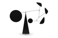 Volta Mobiles（ヴォルタ・モビール）は、2015年にフランス・パリで誕生したアートモビール専門ブランドです。ミッドセンチュリーの芸術や建築からインスピレーションを受けたデザインは、シンプルでありながら空間に躍動感と詩的な美しさをもたらします。ブランド創設後、アトリエはスペイン・バルセロナへと移り、すべての製品が職人の手作業で製造されています。熟練した職人の手によりひとつひとつ丁寧に組み立てられ、軽量なアルミニウムやスチールなどの高品質素材を使用。カラーリングも美しく、リビングや寝室、子供部屋、オフィスなど、幅広いインテリアに調和します。アートとしての価値と機能美を兼ね備えたVoltaのモビールは、北欧インテリアやナチュラルモダンを好む方におすすめのデザイン雑貨です。おしゃれな空間演出やギフトにも最適な逸品で、おしゃれなインテリア雑貨として、また贈り物や新築祝いにも人気の高いプロダクトです。