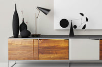 Volta Mobiles（ヴォルタ・モビール）は、2015年にフランス・パリで誕生したアートモビール専門ブランドです。ミッドセンチュリーの芸術や建築からインスピレーションを受けたデザインは、シンプルでありながら空間に躍動感と詩的な美しさをもたらします。ブランド創設後、アトリエはスペイン・バルセロナへと移り、すべての製品が職人の手作業で製造されています。熟練した職人の手によりひとつひとつ丁寧に組み立てられ、軽量なアルミニウムやスチールなどの高品質素材を使用。カラーリングも美しく、リビングや寝室、子供部屋、オフィスなど、幅広いインテリアに調和します。アートとしての価値と機能美を兼ね備えたVoltaのモビールは、北欧インテリアやナチュラルモダンを好む方におすすめのデザイン雑貨です。おしゃれな空間演出やギフトにも最適な逸品で、おしゃれなインテリア雑貨として、また贈り物や新築祝いにも人気の高いプロダクトです。