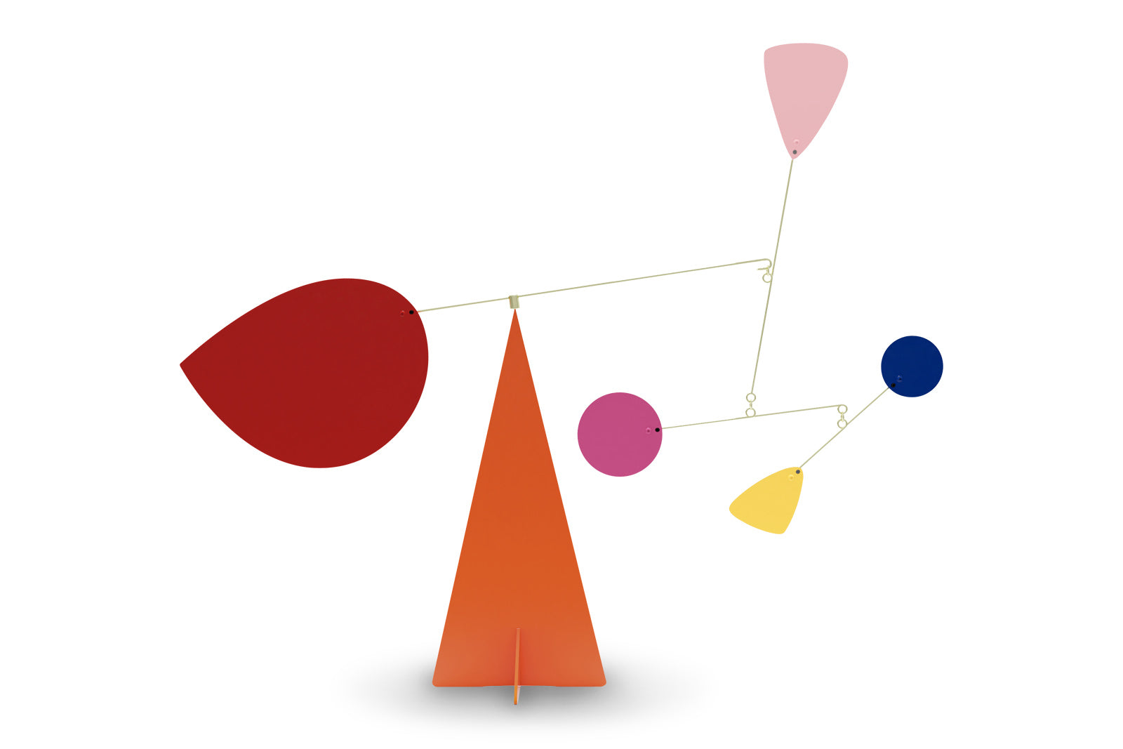 Volta Mobiles（ヴォルタ・モビール）は、2015年にフランス・パリで誕生したアートモビール専門ブランドです。ミッドセンチュリーの芸術や建築からインスピレーションを受けたデザインは、シンプルでありながら空間に躍動感と詩的な美しさをもたらします。ブランド創設後、アトリエはスペイン・バルセロナへと移り、すべての製品が職人の手作業で製造されています。熟練した職人の手によりひとつひとつ丁寧に組み立てられ、軽量なアルミニウムやスチールなどの高品質素材を使用。カラーリングも美しく、リビングや寝室、子供部屋、オフィスなど、幅広いインテリアに調和します。アートとしての価値と機能美を兼ね備えたVoltaのモビールは、北欧インテリアやナチュラルモダンを好む方におすすめのデザイン雑貨です。おしゃれな空間演出やギフトにも最適な逸品で、おしゃれなインテリア雑貨として、また贈り物や新築祝いにも人気の高いプロダクトです。