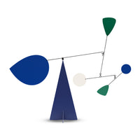 Volta Mobiles（ヴォルタ・モビール）は、2015年にフランス・パリで誕生したアートモビール専門ブランドです。ミッドセンチュリーの芸術や建築からインスピレーションを受けたデザインは、シンプルでありながら空間に躍動感と詩的な美しさをもたらします。ブランド創設後、アトリエはスペイン・バルセロナへと移り、すべての製品が職人の手作業で製造されています。熟練した職人の手によりひとつひとつ丁寧に組み立てられ、軽量なアルミニウムやスチールなどの高品質素材を使用。カラーリングも美しく、リビングや寝室、子供部屋、オフィスなど、幅広いインテリアに調和します。アートとしての価値と機能美を兼ね備えたVoltaのモビールは、北欧インテリアやナチュラルモダンを好む方におすすめのデザイン雑貨です。おしゃれな空間演出やギフトにも最適な逸品で、おしゃれなインテリア雑貨として、また贈り物や新築祝いにも人気の高いプロダクトです。