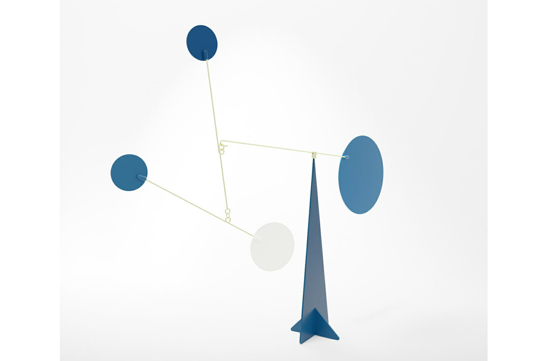 Volta Mobiles（ヴォルタ・モビール）は、2015年にフランス・パリで誕生したアートモビール専門ブランドです。ミッドセンチュリーの芸術や建築からインスピレーションを受けたデザインは、シンプルでありながら空間に躍動感と詩的な美しさをもたらします。ブランド創設後、アトリエはスペイン・バルセロナへと移り、すべての製品が職人の手作業で製造されています。熟練した職人の手によりひとつひとつ丁寧に組み立てられ、軽量なアルミニウムやスチールなどの高品質素材を使用。カラーリングも美しく、リビングや寝室、子供部屋、オフィスなど、幅広いインテリアに調和します。アートとしての価値と機能美を兼ね備えたVoltaのモビールは、北欧インテリアやナチュラルモダンを好む方におすすめのデザイン雑貨です。おしゃれな空間演出やギフトにも最適な逸品で、おしゃれなインテリア雑貨として、また贈り物や新築祝いにも人気の高いプロダクトです。