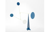 Volta Mobiles（ヴォルタ・モビール）は、2015年にフランス・パリで誕生したアートモビール専門ブランドです。ミッドセンチュリーの芸術や建築からインスピレーションを受けたデザインは、シンプルでありながら空間に躍動感と詩的な美しさをもたらします。ブランド創設後、アトリエはスペイン・バルセロナへと移り、すべての製品が職人の手作業で製造されています。熟練した職人の手によりひとつひとつ丁寧に組み立てられ、軽量なアルミニウムやスチールなどの高品質素材を使用。カラーリングも美しく、リビングや寝室、子供部屋、オフィスなど、幅広いインテリアに調和します。アートとしての価値と機能美を兼ね備えたVoltaのモビールは、北欧インテリアやナチュラルモダンを好む方におすすめのデザイン雑貨です。おしゃれな空間演出やギフトにも最適な逸品で、おしゃれなインテリア雑貨として、また贈り物や新築祝いにも人気の高いプロダクトです。