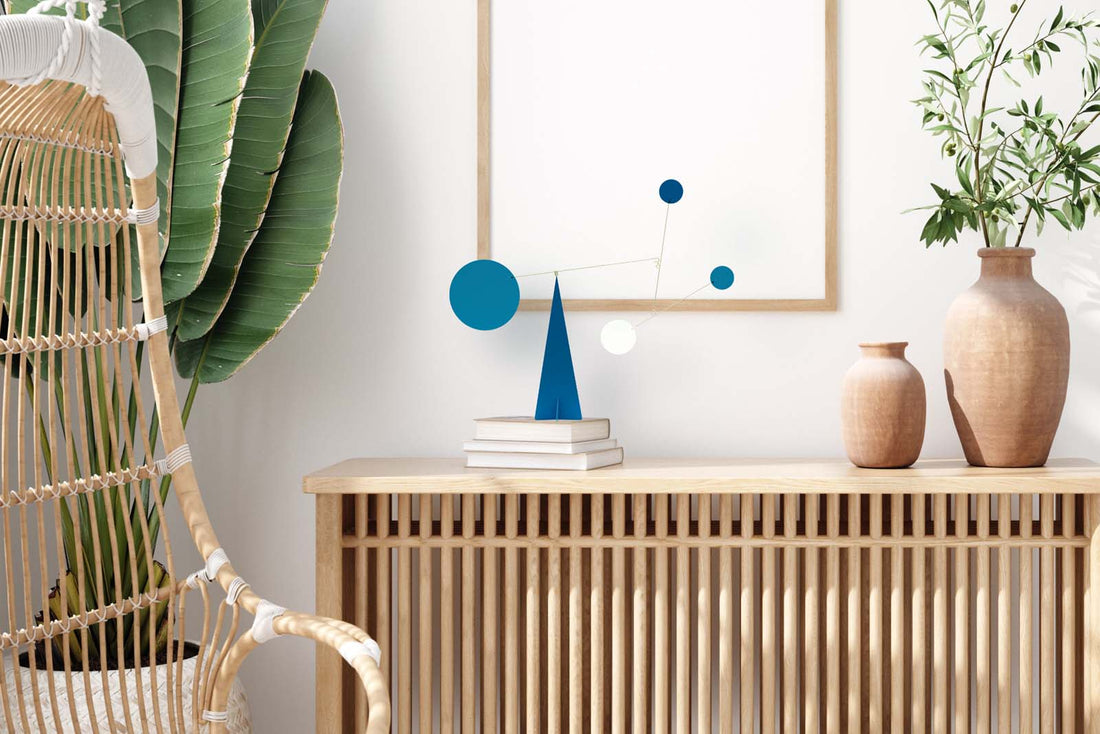 Volta Mobiles（ヴォルタ・モビール）は、2015年にフランス・パリで誕生したアートモビール専門ブランドです。ミッドセンチュリーの芸術や建築からインスピレーションを受けたデザインは、シンプルでありながら空間に躍動感と詩的な美しさをもたらします。ブランド創設後、アトリエはスペイン・バルセロナへと移り、すべての製品が職人の手作業で製造されています。熟練した職人の手によりひとつひとつ丁寧に組み立てられ、軽量なアルミニウムやスチールなどの高品質素材を使用。カラーリングも美しく、リビングや寝室、子供部屋、オフィスなど、幅広いインテリアに調和します。アートとしての価値と機能美を兼ね備えたVoltaのモビールは、北欧インテリアやナチュラルモダンを好む方におすすめのデザイン雑貨です。おしゃれな空間演出やギフトにも最適な逸品で、おしゃれなインテリア雑貨として、また贈り物や新築祝いにも人気の高いプロダクトです。