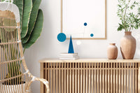 Volta Mobiles（ヴォルタ・モビール）は、2015年にフランス・パリで誕生したアートモビール専門ブランドです。ミッドセンチュリーの芸術や建築からインスピレーションを受けたデザインは、シンプルでありながら空間に躍動感と詩的な美しさをもたらします。ブランド創設後、アトリエはスペイン・バルセロナへと移り、すべての製品が職人の手作業で製造されています。熟練した職人の手によりひとつひとつ丁寧に組み立てられ、軽量なアルミニウムやスチールなどの高品質素材を使用。カラーリングも美しく、リビングや寝室、子供部屋、オフィスなど、幅広いインテリアに調和します。アートとしての価値と機能美を兼ね備えたVoltaのモビールは、北欧インテリアやナチュラルモダンを好む方におすすめのデザイン雑貨です。おしゃれな空間演出やギフトにも最適な逸品で、おしゃれなインテリア雑貨として、また贈り物や新築祝いにも人気の高いプロダクトです。