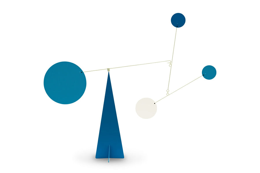 Volta Mobiles（ヴォルタ・モビール）は、2015年にフランス・パリで誕生したアートモビール専門ブランドです。ミッドセンチュリーの芸術や建築からインスピレーションを受けたデザインは、シンプルでありながら空間に躍動感と詩的な美しさをもたらします。ブランド創設後、アトリエはスペイン・バルセロナへと移り、すべての製品が職人の手作業で製造されています。熟練した職人の手によりひとつひとつ丁寧に組み立てられ、軽量なアルミニウムやスチールなどの高品質素材を使用。カラーリングも美しく、リビングや寝室、子供部屋、オフィスなど、幅広いインテリアに調和します。アートとしての価値と機能美を兼ね備えたVoltaのモビールは、北欧インテリアやナチュラルモダンを好む方におすすめのデザイン雑貨です。おしゃれな空間演出やギフトにも最適な逸品で、おしゃれなインテリア雑貨として、また贈り物や新築祝いにも人気の高いプロダクトです。